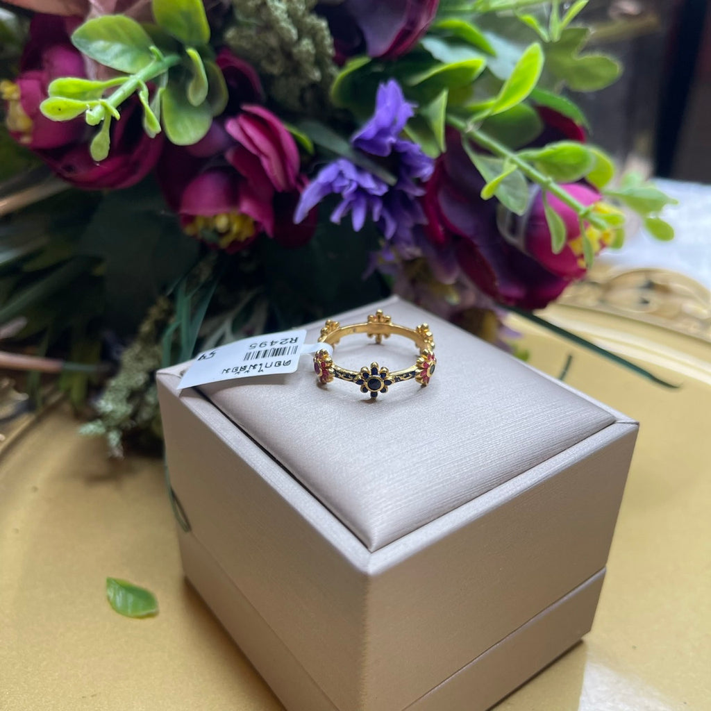 แหวนพลอยดีไซน์ดอกไม้ ประดับอัญมณีหลากสี สไตล์คลาสสิกหวานหรู Floral Multi-Gemstone Ring in Sweet Classic Design