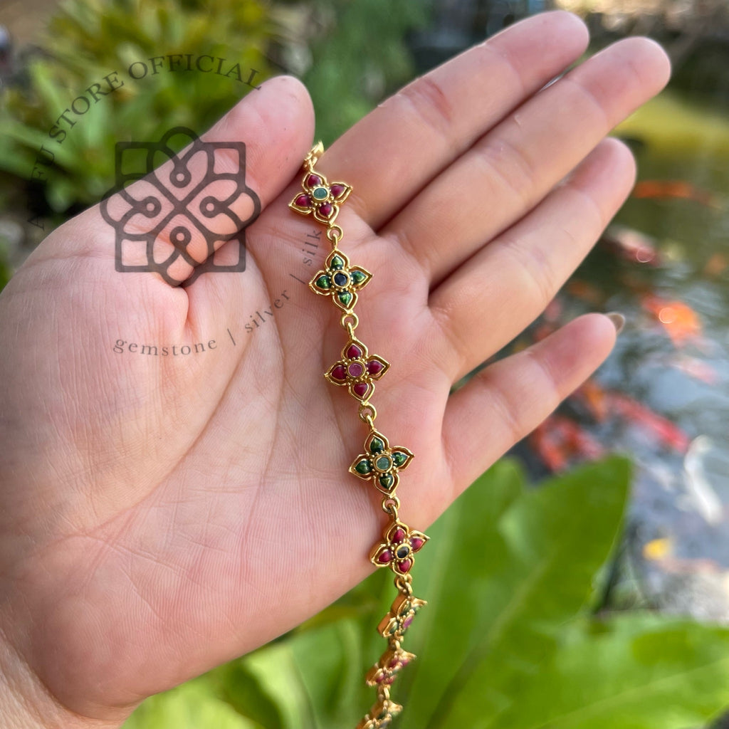 สร้อยข้อมือดอกไม้ลงยาโบราณ รุ่น “Lanna Blossom” “บุปผามณี” Lanna Blossom – Vintage Enamel Floral Bracelet