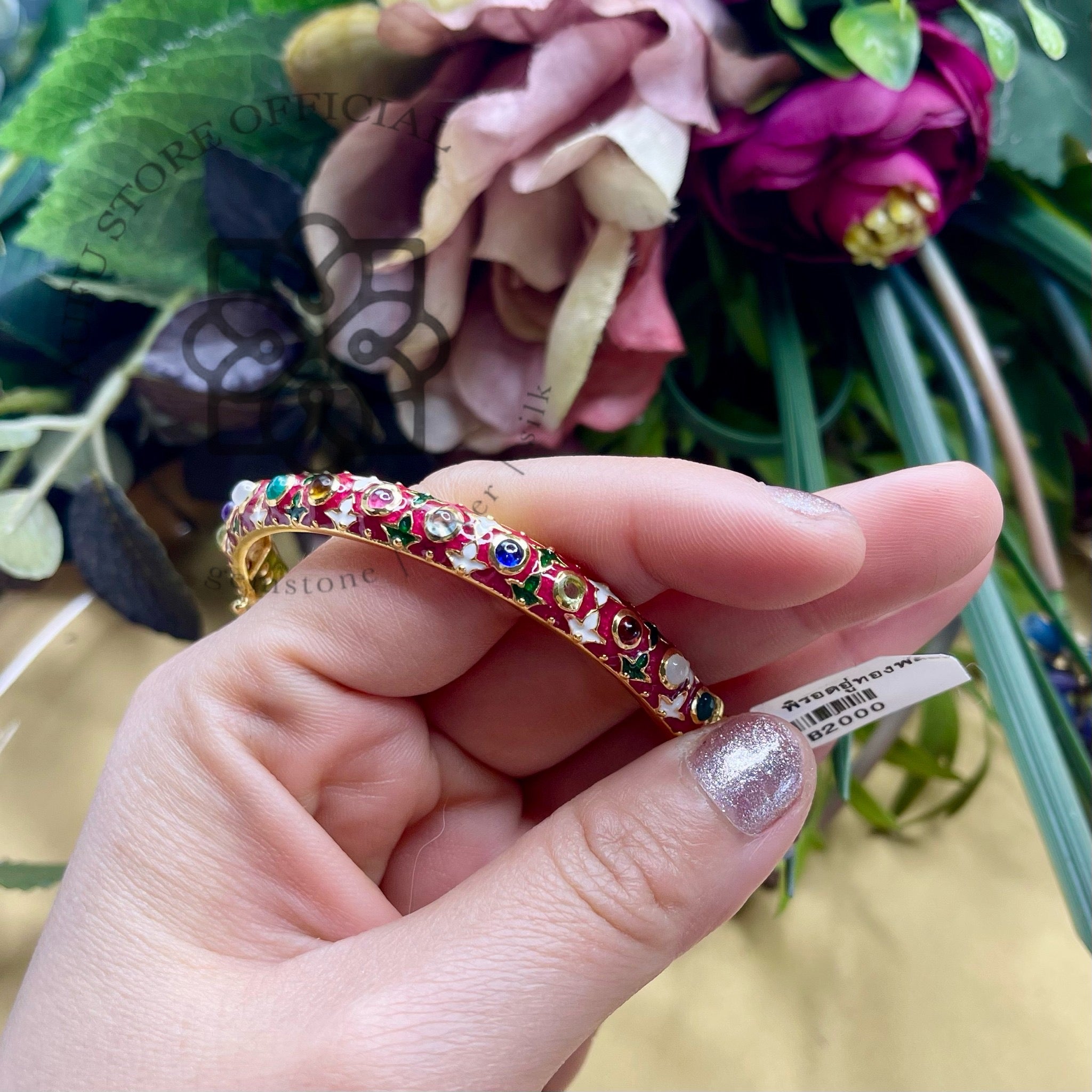 กำไลข้อมือพลอยนพเก้า ลงยาแดงลายดอก – Nine Gems Enamel Bangle