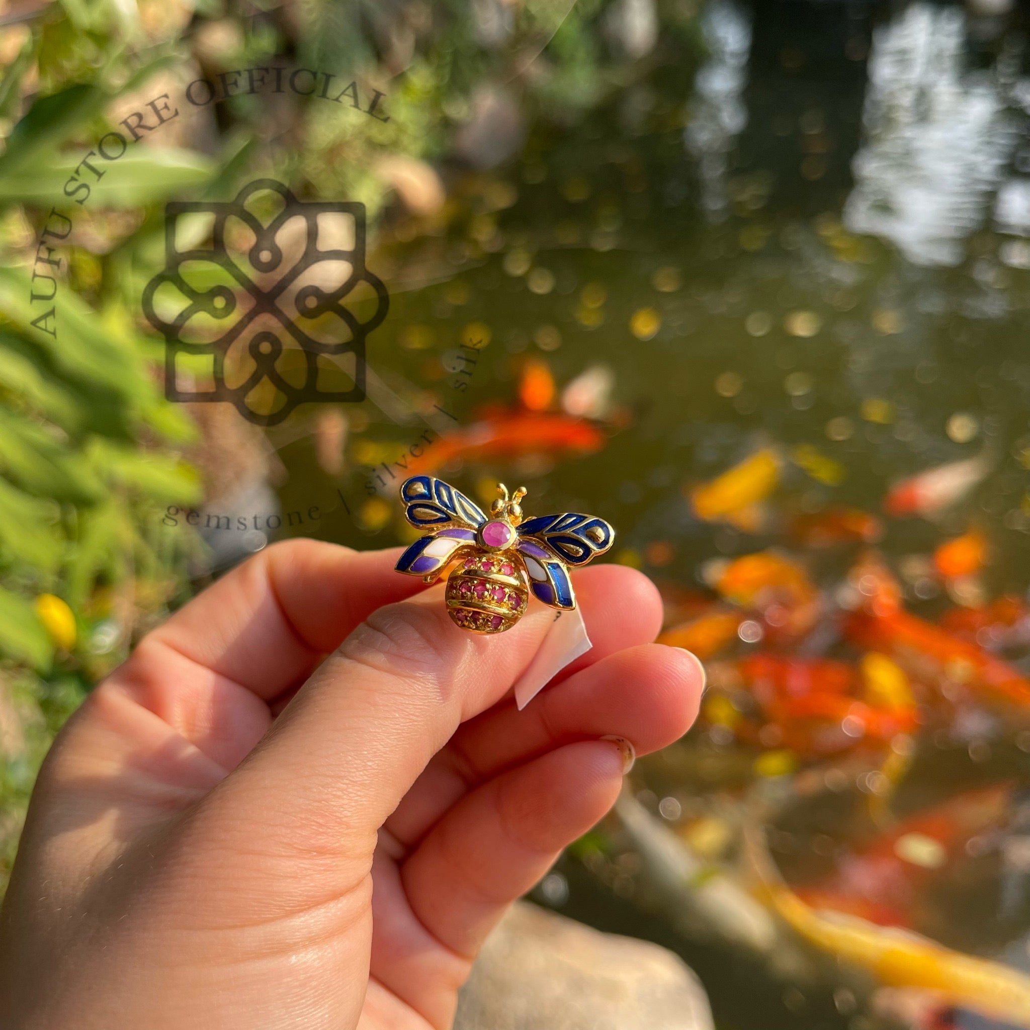 แหวนผึ้งลงยา ประดับทับทิม ดีไซน์ศิลป์หรูหรา Ruby Bee Ring with Hand-Painted Enamel