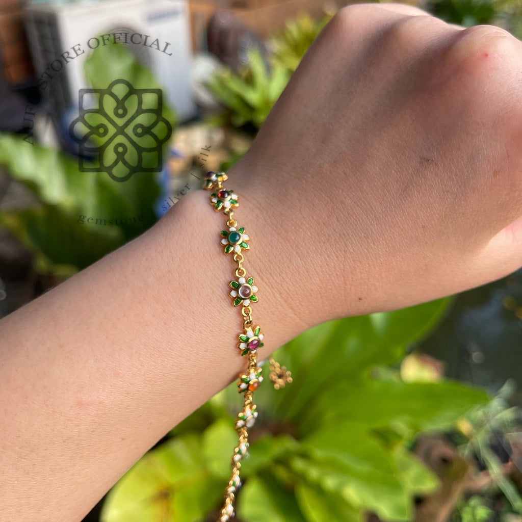 สร้อยข้อมือดอกไม้ลงยา รุ่น “Floral Harmony” “บุปผาสกล” Floral Harmony – Enamel & Multi-Gemstone Bracelet