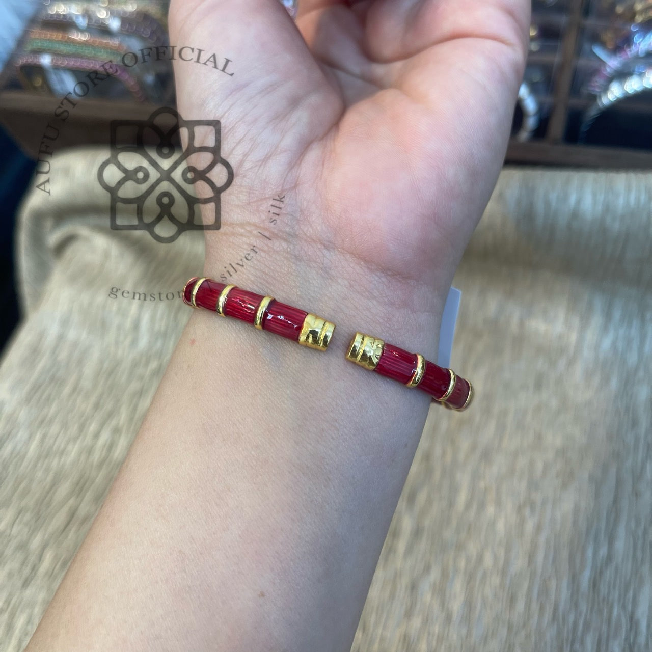กำไลข้อมือทับทิมดีไซน์ดอกไม้ เคลือบสีแดง ตัวเรือนโทนทอง Ruby Flower Motif Bracelet with Red Enamel and Gold-Tone Setting