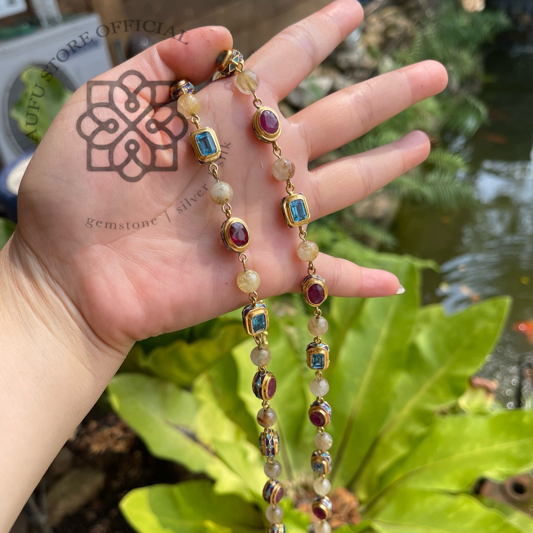 สร้อยคอพลอยรวมลงยาโบราณ ประดับทับทิม – ไพลิน – บลูโทปาส – รุไทล์ควอตซ์
(Ancient Enamel Royal Mixed Gem Necklace)