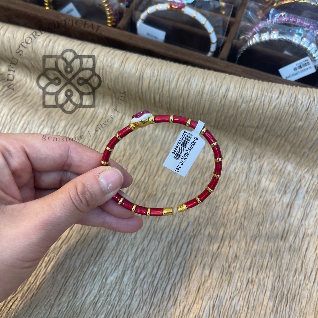 กำไลข้อมือทับทิมดีไซน์ดอกไม้ เคลือบสีแดง ตัวเรือนโทนทอง Ruby Flower Motif Bracelet with Red Enamel and Gold-Tone Setting