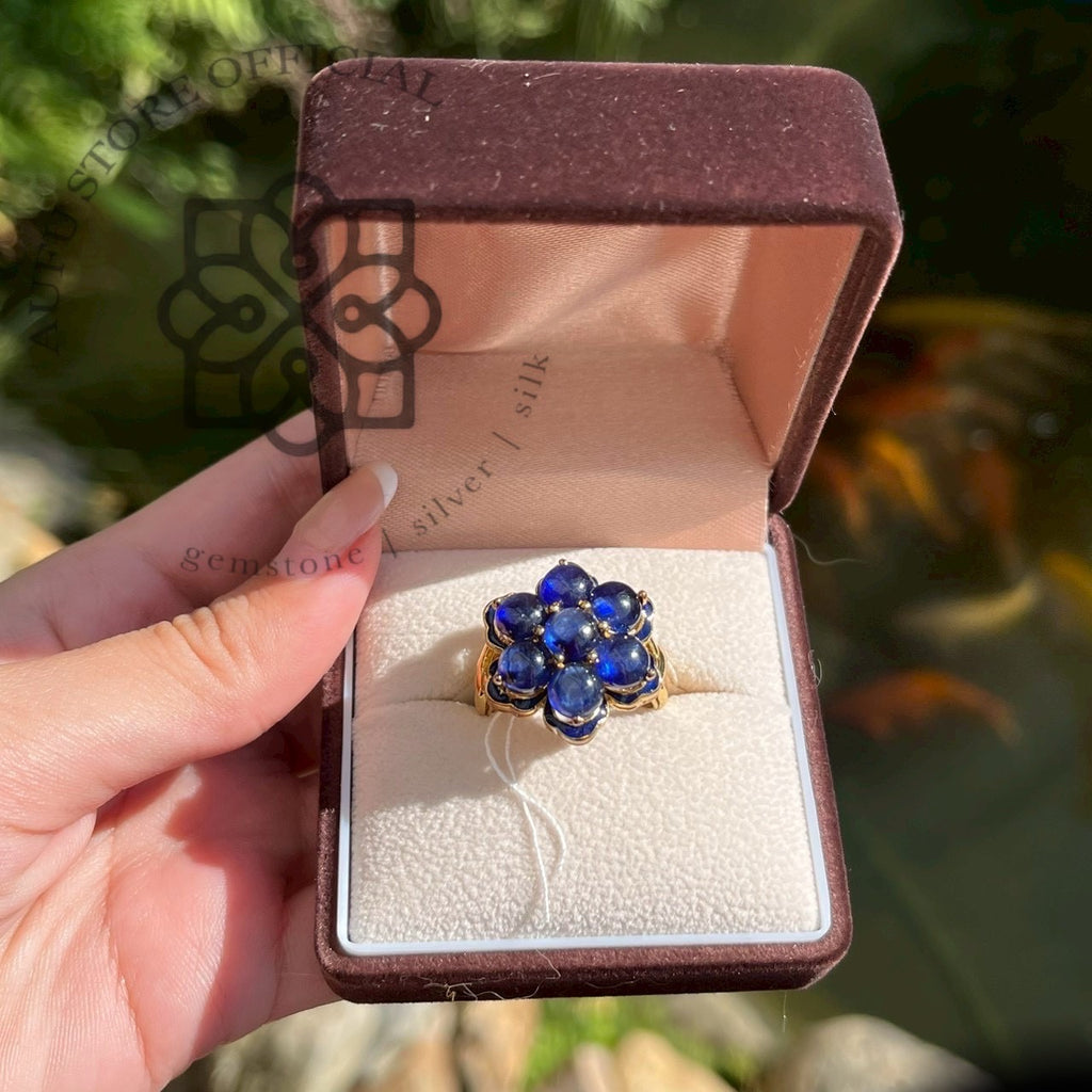 แหวนไพลินดอกไม้ รุ่น “Sapphire Floral Aura” แหวนไพลินดอกพิกุลรุ้ง
Sapphire Floral Aura – Cabochon Sapphire Flower Ring
