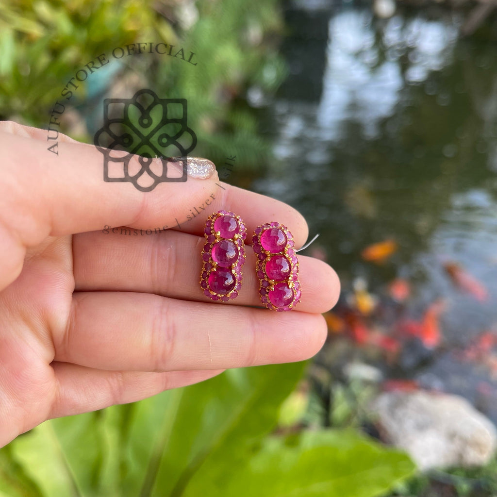 ต่างหูทับทิมโบราณ รุ่น “Crimson Crown” “ชาดาพิไล” Crimson Crown – Vintage Ruby Cabochon Earrings