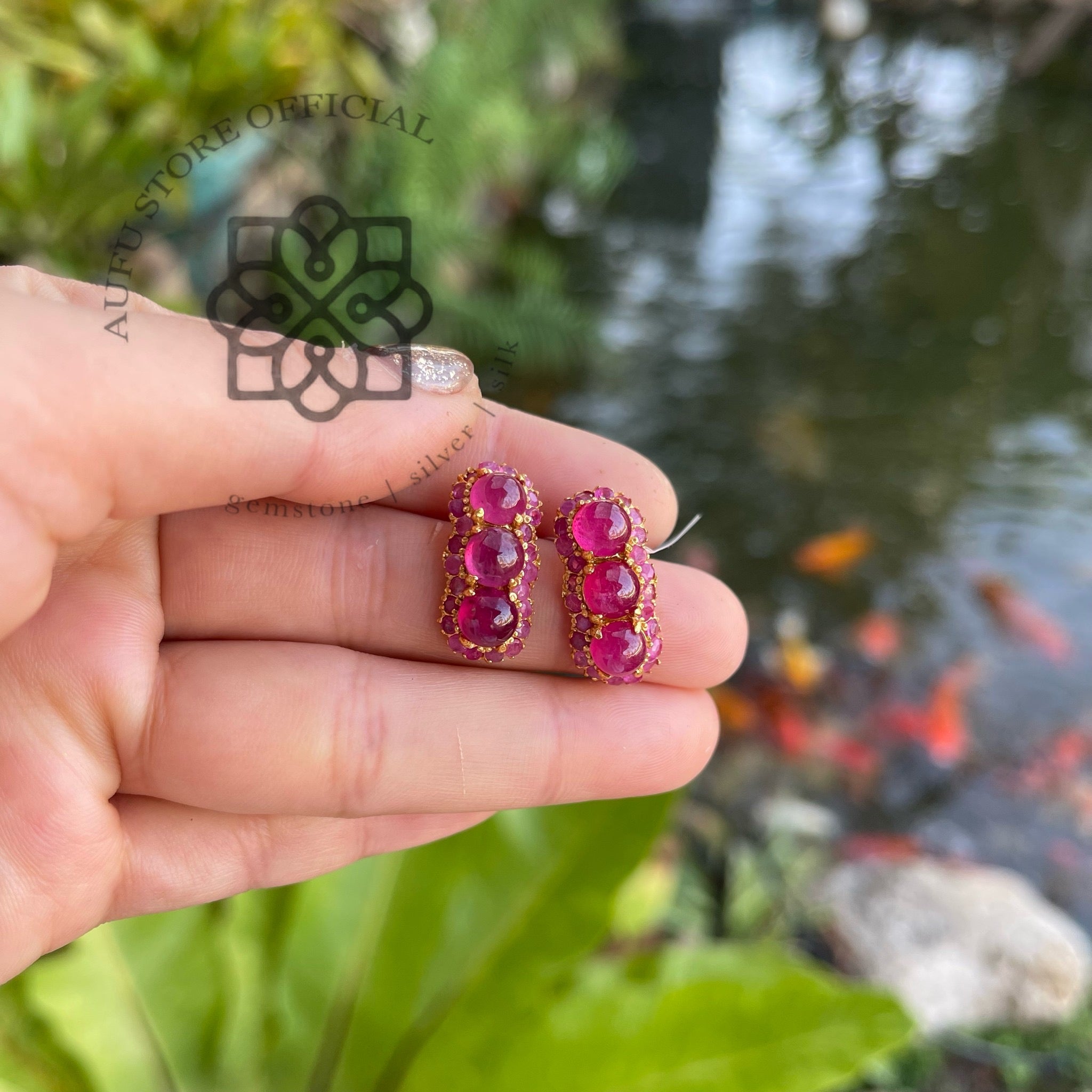 ต่างหูทับทิมโบราณ รุ่น “Crimson Crown” “ชาดาพิไล” Crimson Crown – Vintage Ruby Cabochon Earrings