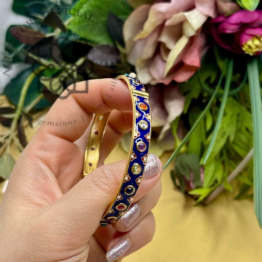 กำไลข้อมือพลอยผสมงานลงยาโบราณ – Multi-Gem Enamel Bangle