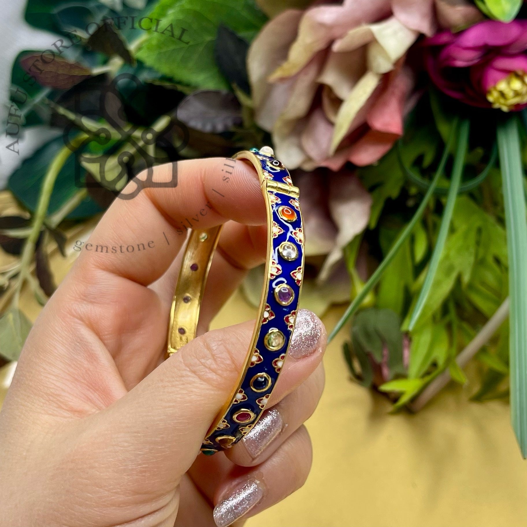 กำไลข้อมือพลอยผสมงานลงยาโบราณ – Multi-Gem Enamel Bangle
