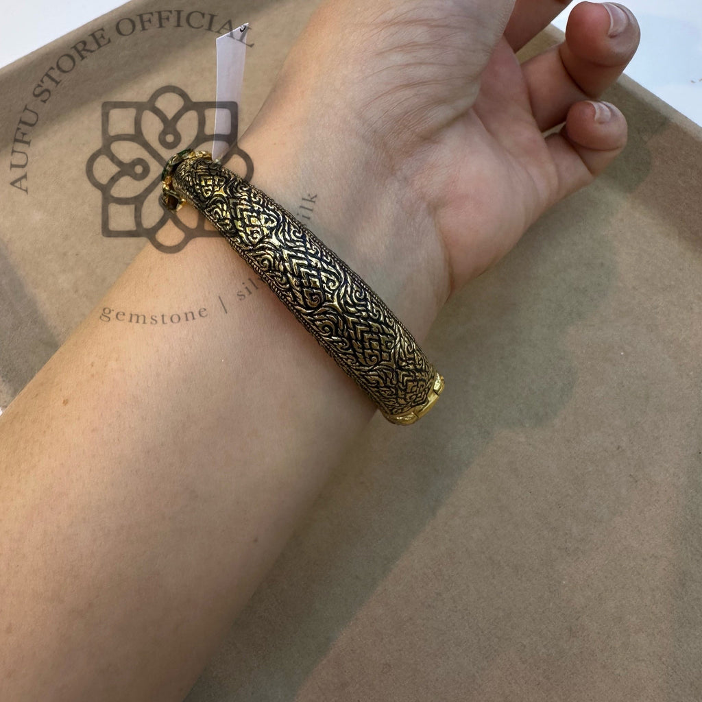 กำไล “ขนนกยูงมงคล” ประดับพลอยโมรา (Green Agate) ตัวเรือนเงินแท้ 925 ชุบทองโบราณ ลงยาลายไทย Peacock Feather Cuff Bracelet with Green Agate, 925 Sterling Silver, Antique Gold Finish & Hand Enamel