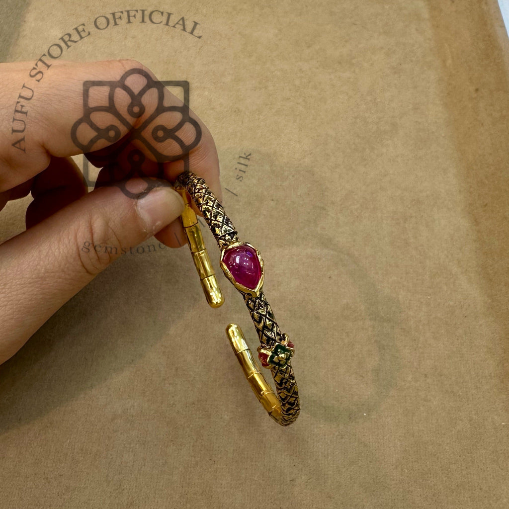 กำไลทับทิมโบราณ รุ่น “Ruby Serpent Grace” “นาคราชาแดง” Ruby Serpent Grace – Antique Ruby Cabochon Bangle