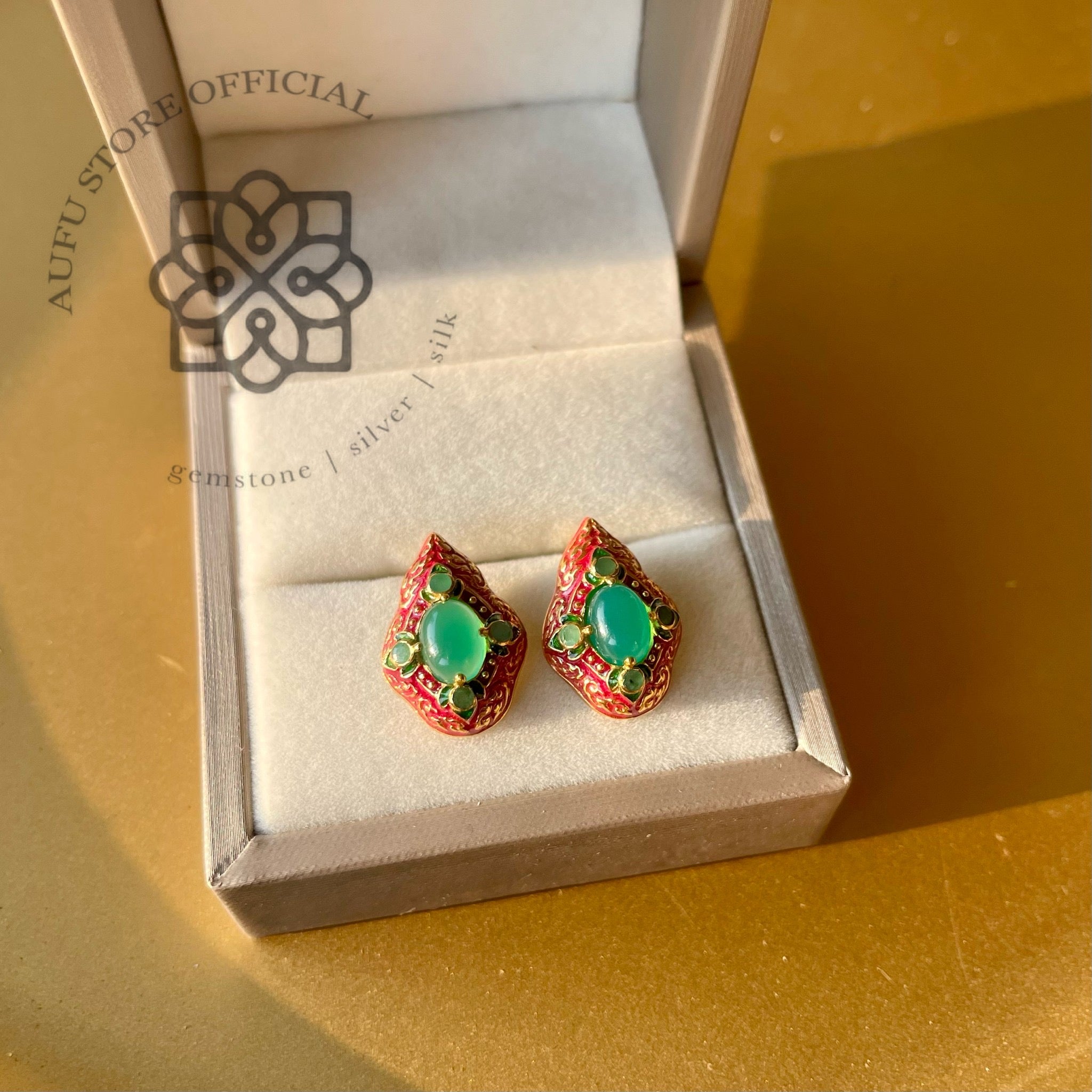 ต่างหูโมราเขียวงานลงยาโบราณ รุ่น “Emerald Bloom”รุ่น “บุปผามณี” Green Agate Enamel Earrings – “Emerald Bloom” Collection