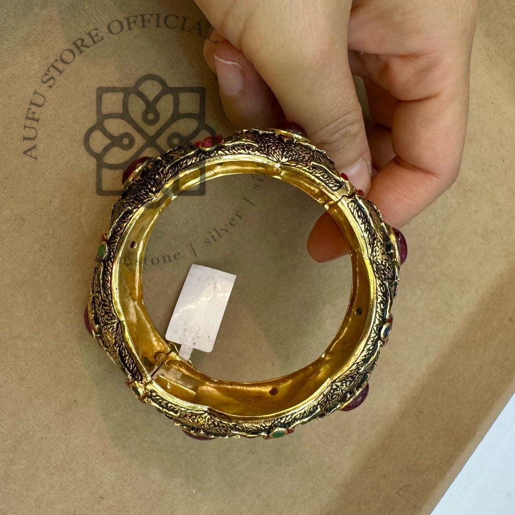 กำไลทับทิมดีไซน์โบราณ ลงยาลายไทย งานมงคล ตัวเรือนเงินแท้ 925 ชุบทองโบราณ Vintage Thai Enamel Ruby Bracelet, 925 Sterling Silver Gold Antiqued Finish