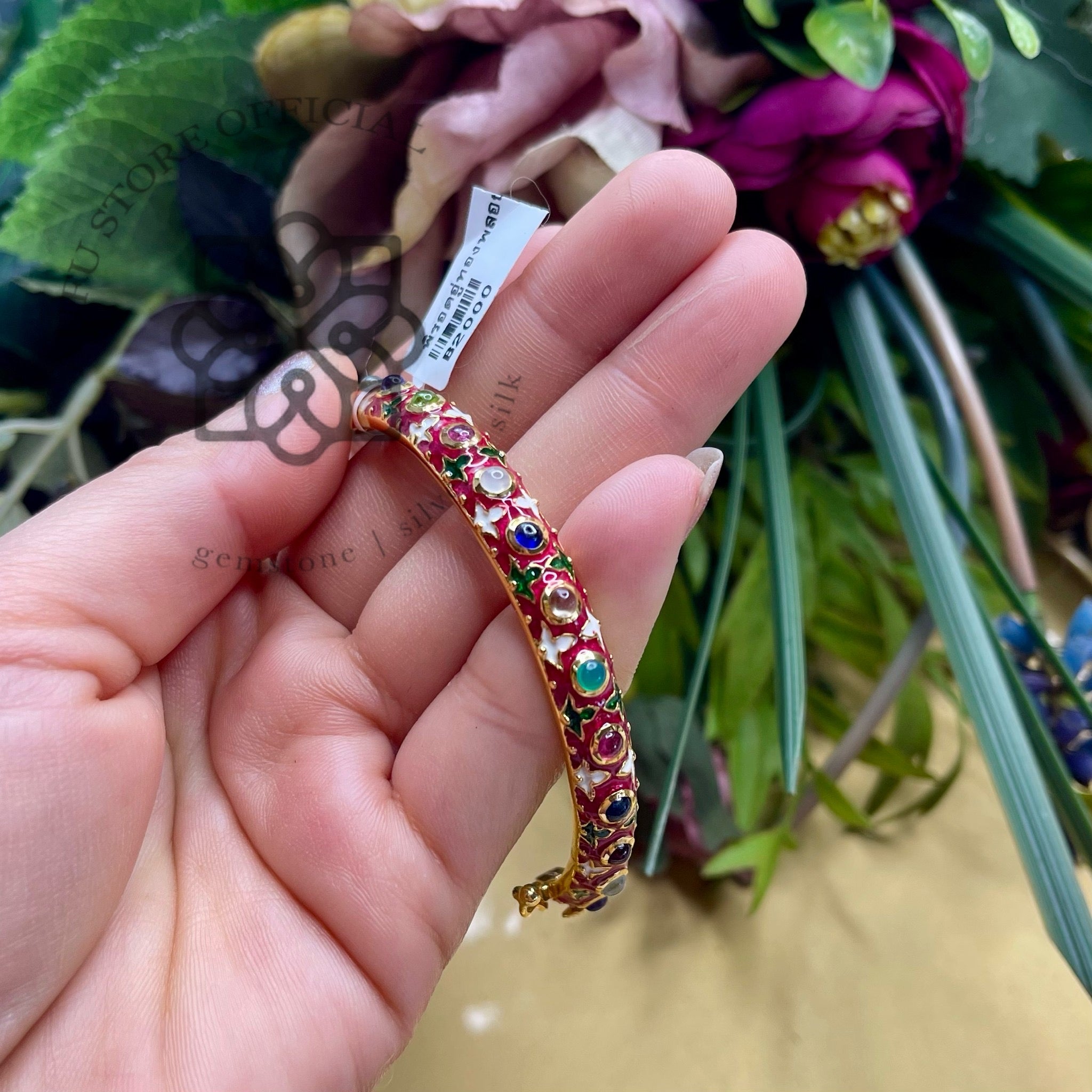 กำไลข้อมือพลอยนพเก้า ลงยาแดงลายดอก – Nine Gems Enamel Bangle