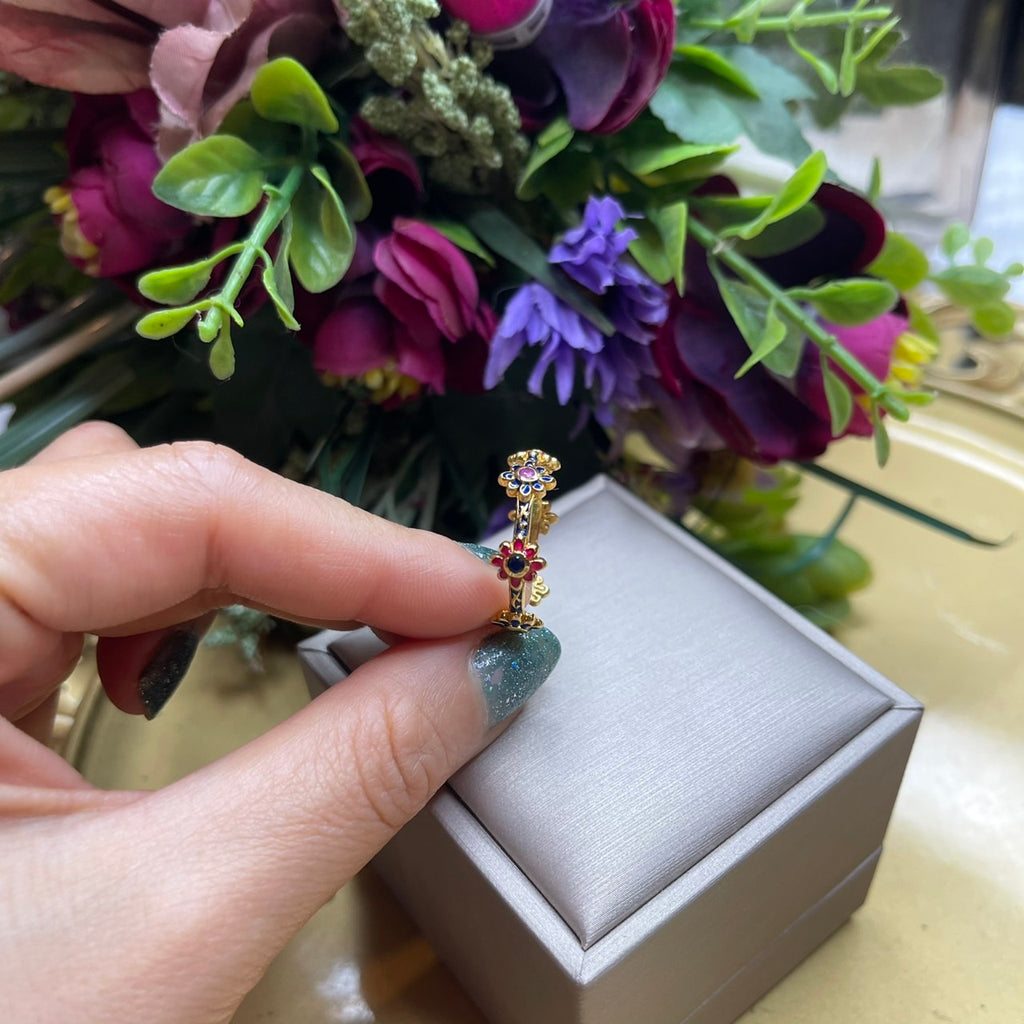 แหวนพลอยดีไซน์ดอกไม้ ประดับอัญมณีหลากสี สไตล์คลาสสิกหวานหรู Floral Multi-Gemstone Ring in Sweet Classic Design