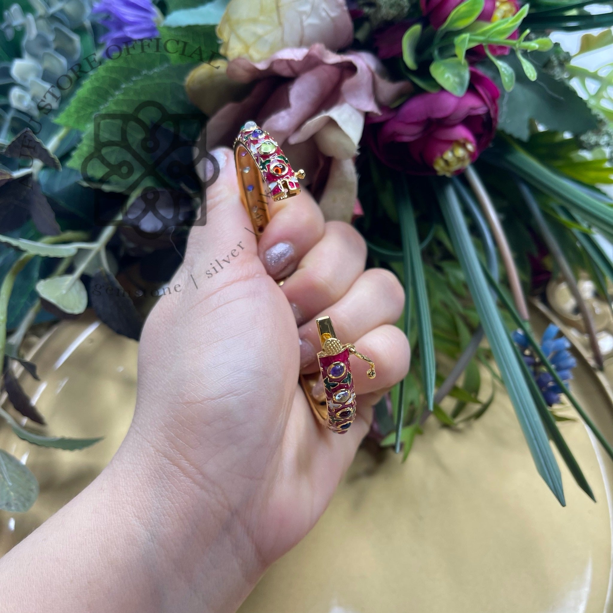 กำไลข้อมือพลอยนพเก้า ลงยาแดงลายดอก – Nine Gems Enamel Bangle