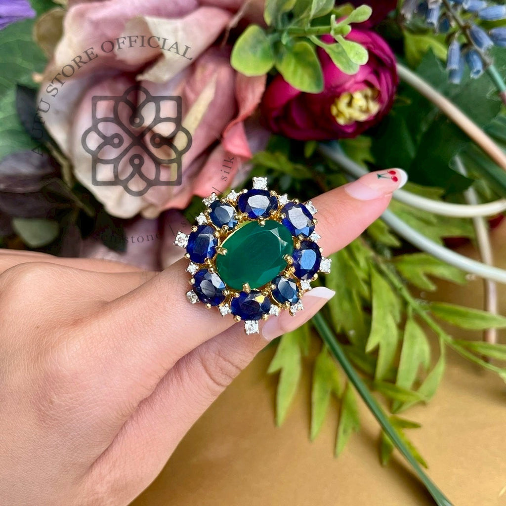 แหวนพลอยโมราเขียวล้อมไพลิน งานหรู ดีไซน์วินเทจ ตัวเรือนเงินแท้ 925 ชุบทอง Green Agate & Blue Sapphire Halo Ring, 925 Sterling Silver Gold-Plated