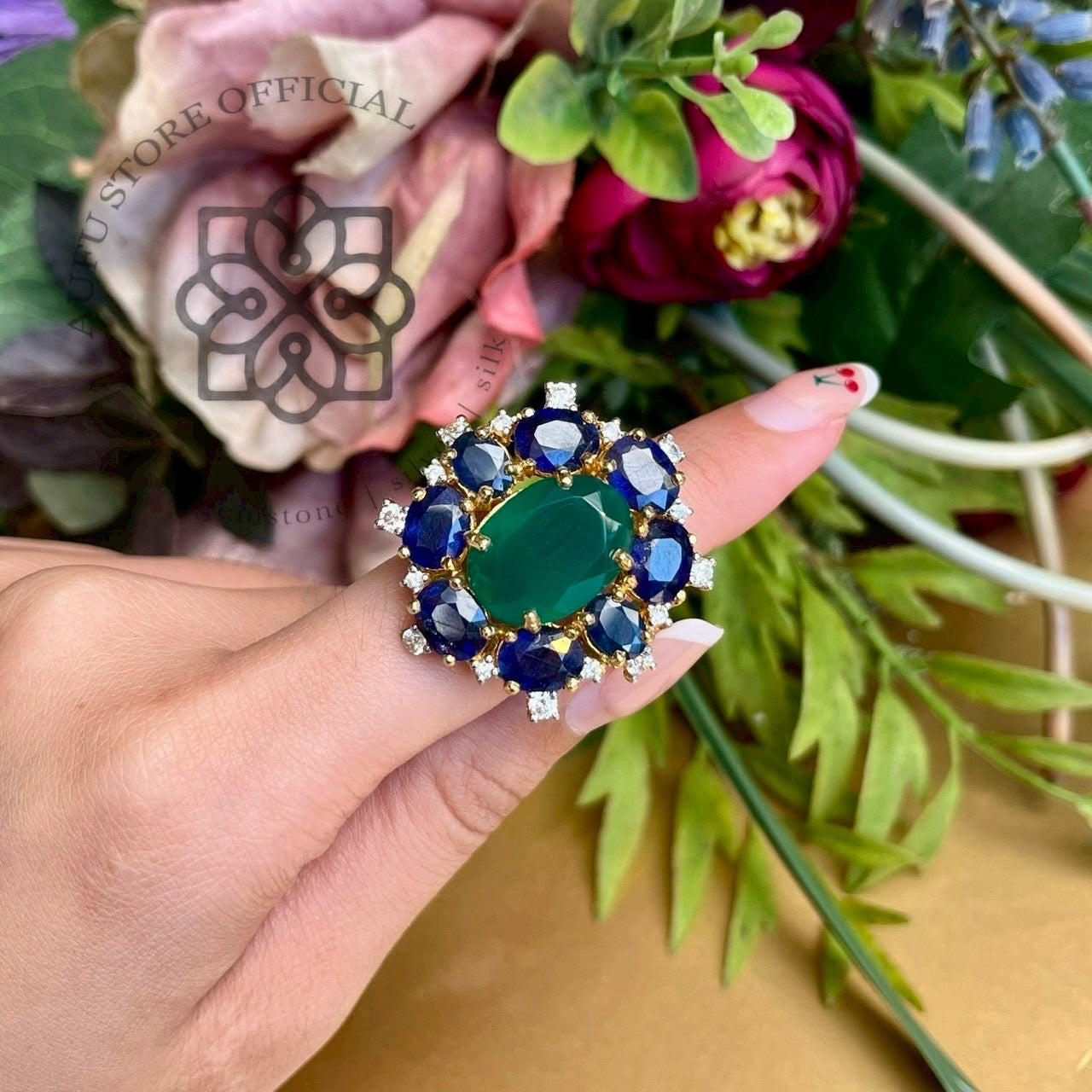 แหวนพลอยโมราเขียวล้อมไพลิน งานหรู ดีไซน์วินเทจ ตัวเรือนเงินแท้ 925 ชุบทอง Green Agate & Blue Sapphire Halo Ring, 925 Sterling Silver Gold-Plated