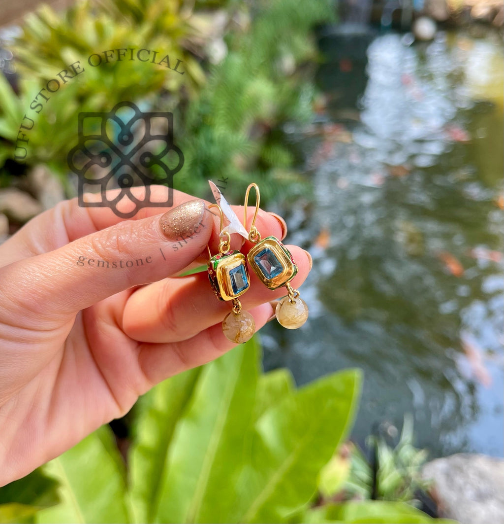 ต่างหูบลูลอนดอนประดับไหมทอง รุ่น “Skyline Aura” “ฟ้าเรืองทอง” Skyline Aura – London Blue Topaz & Rutilated Quartz Earrings