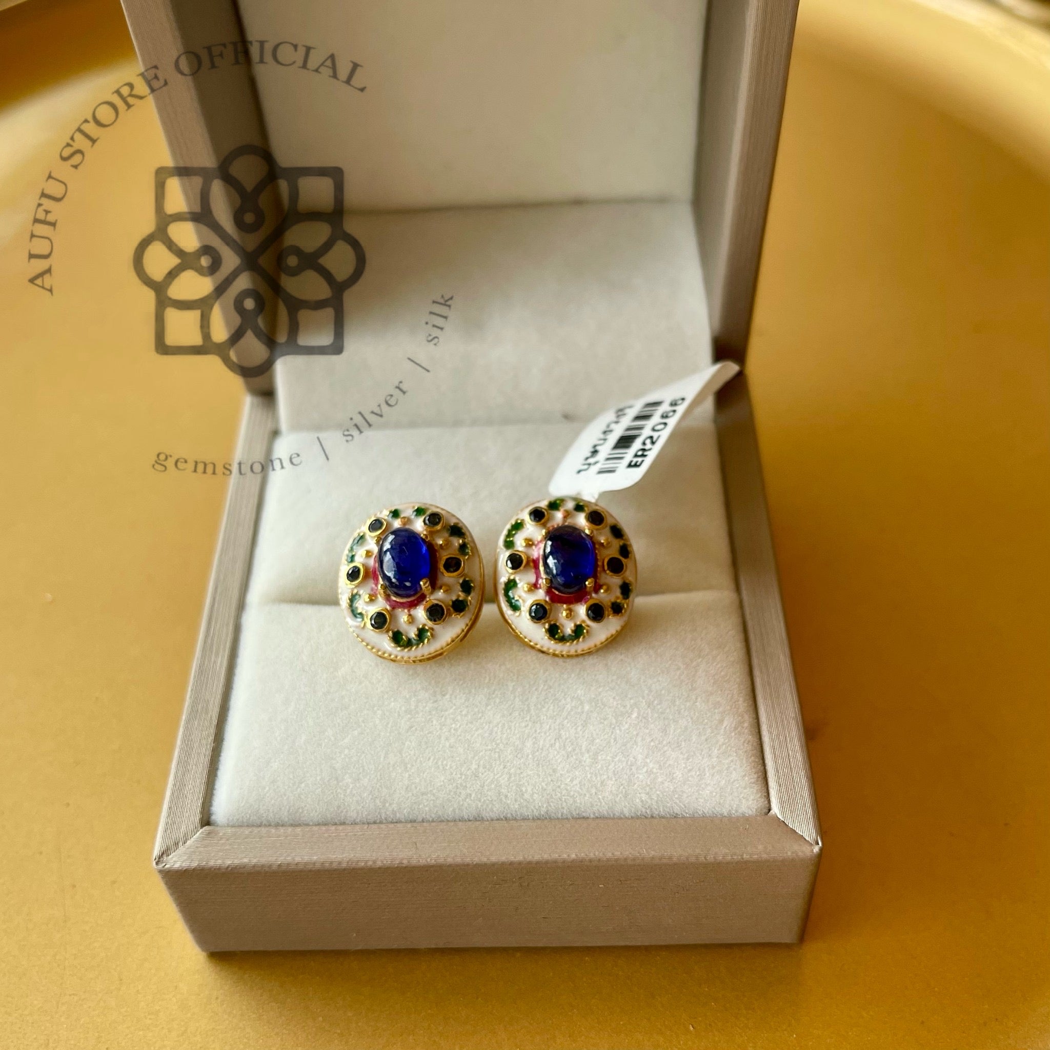 ต่างหูไพลินหลังเบี้ยล้อมนพเก้า รุ่น “Royal Nine Gems” “มณีจักรพรรดิ”
Blue Sapphire Navaratna Earrings – “Royal Nine Gems” Collection