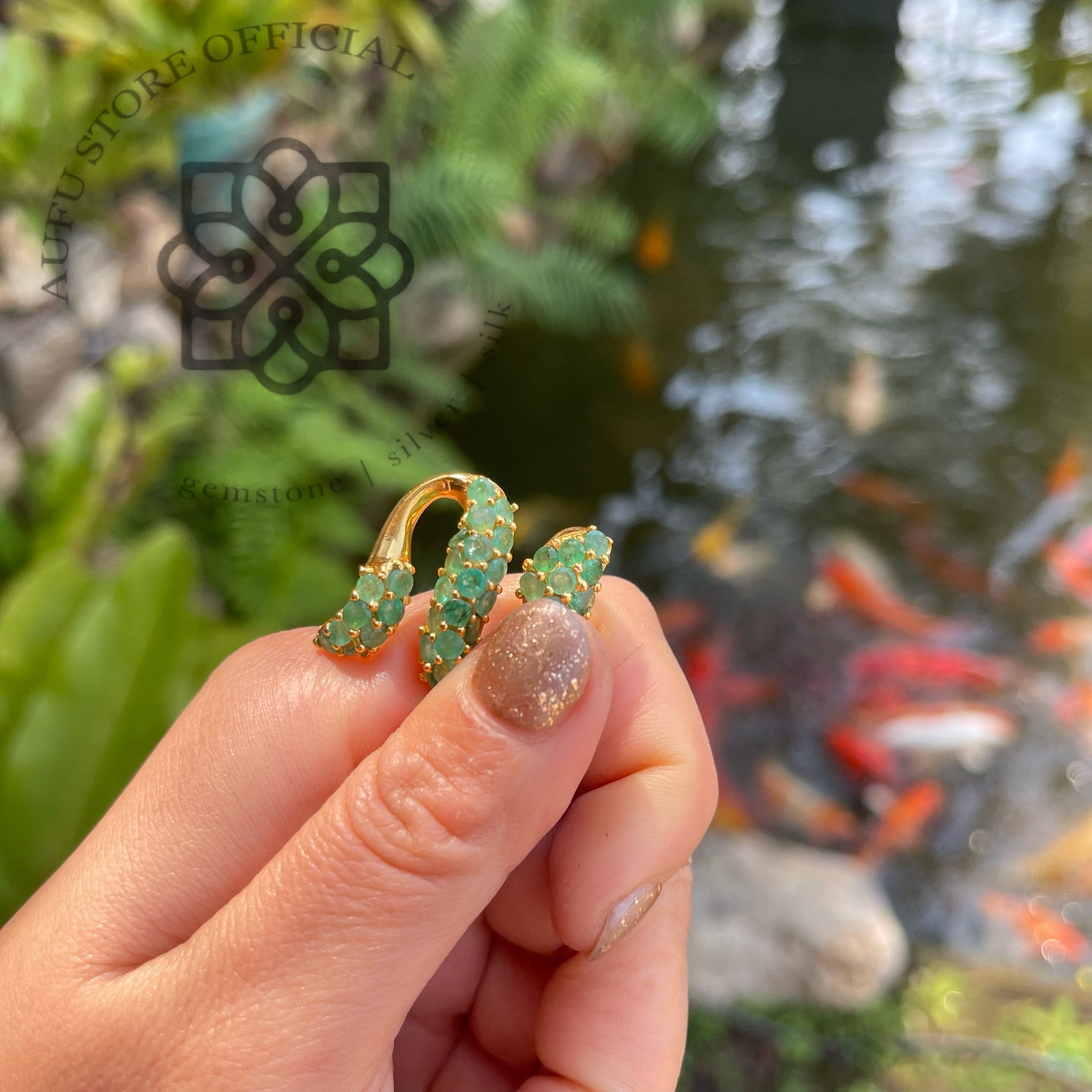 จี้มรกตลายงู รุ่น “Emerald Serpent Royale” “นาคามรกต” Emerald Serpent Royale – Multi-Emerald Pendant