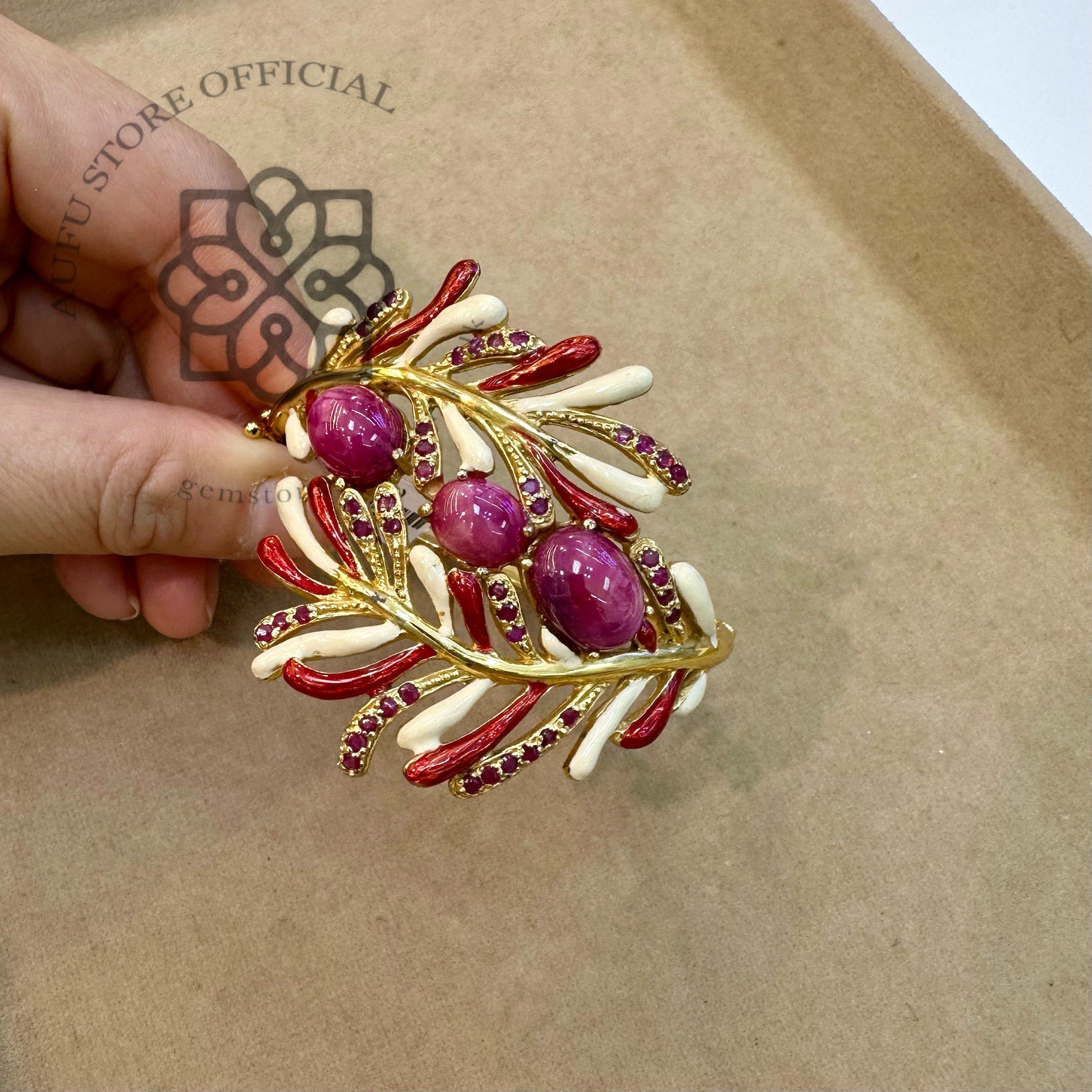 กำไลทับทิมลงยา รุ่น “Royal Ruby Fern” “ศิขราสชาดา” Royal Ruby Fern – Ruby Cabochon Enamel Heritage Bangle