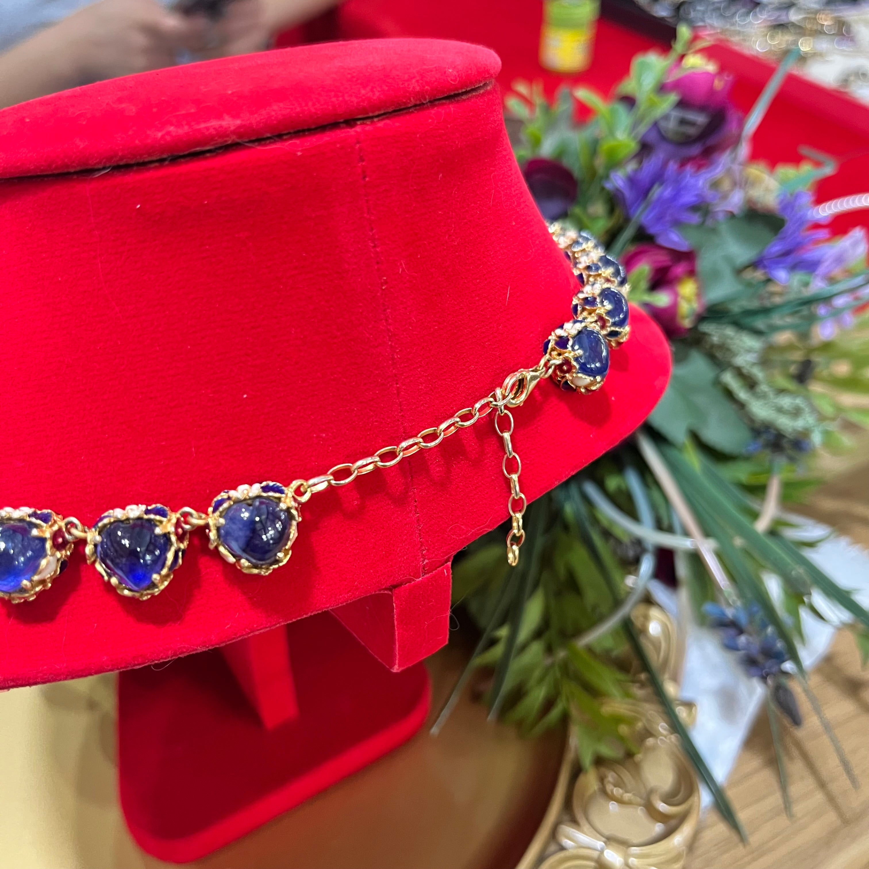 สร้อยคอไพลินแท้ทรงคาโบชอง เรียงร้อยล้อมทอง สไตล์คลาสสิกหรู (Classic Royal Sapphire Necklace) Classic Royal Blue Sapphire Cabochon Necklace in Gold Setting