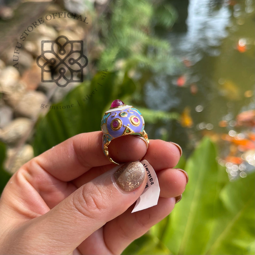 แหวนปลามงคลลงยาโบราณ – ทับทิมนพเก้า รุ่น Royal Koi Ruby Ring
“Royal Enamel Koi Ring – Ruby & Navaratna”