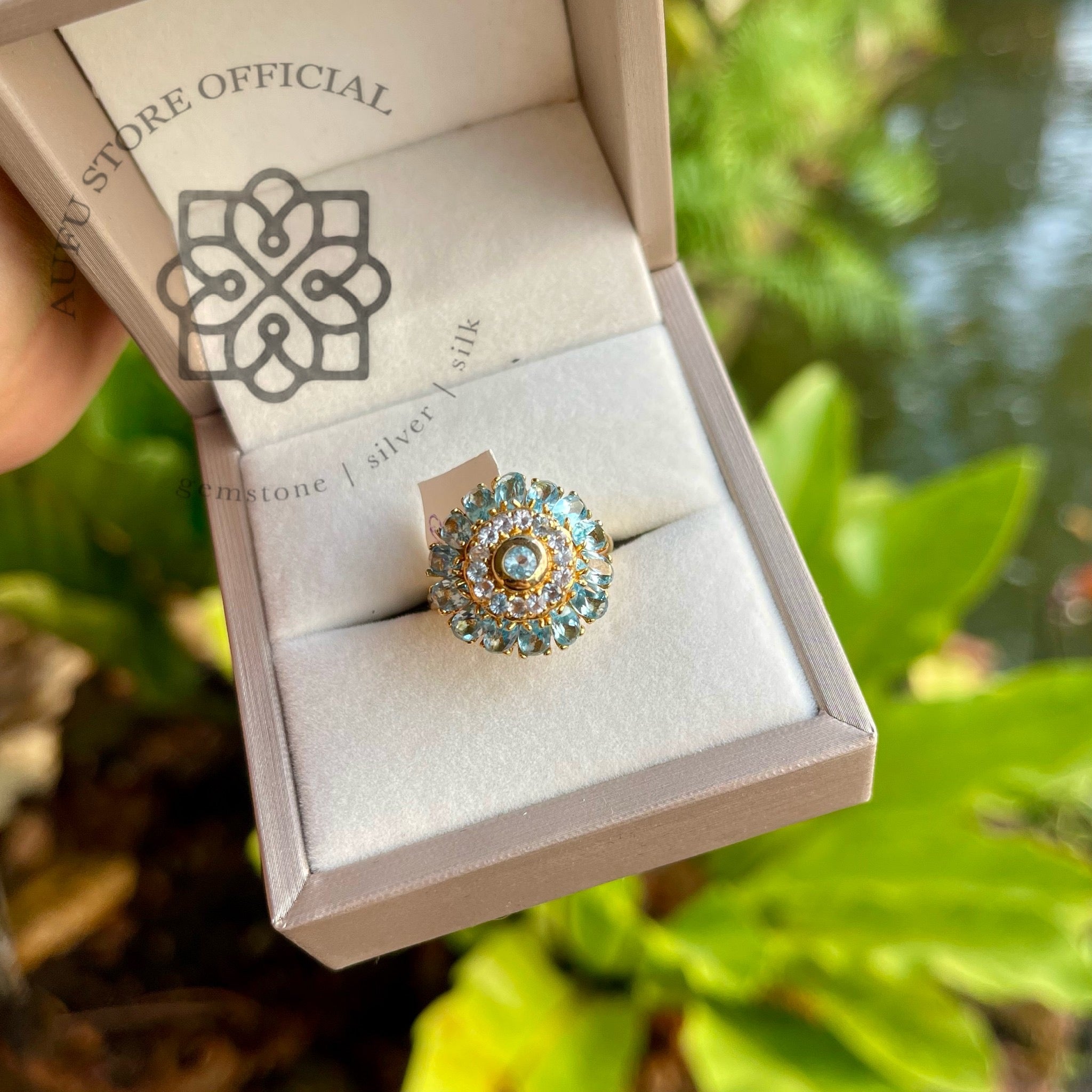 แหวนอความารีนทรงดอกไม้ รุ่น “Aqua Bloom” “บุปผาอำไพ” Aqua Bloom – Floral Aquamarine Cluster Ring