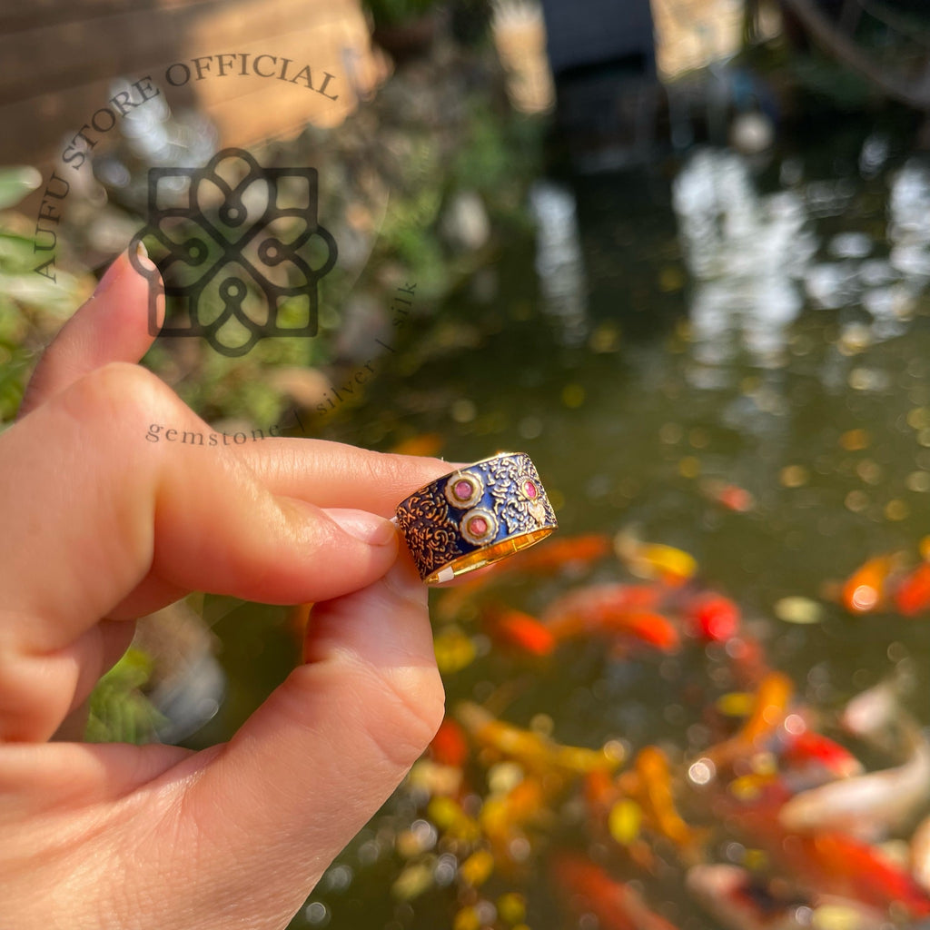 แหวนถมดำลายโบราณ ประดับทับทิม – งานลงยาโบราณ Vintage Black-Enamel Ruby Ring – Thai Traditional Style