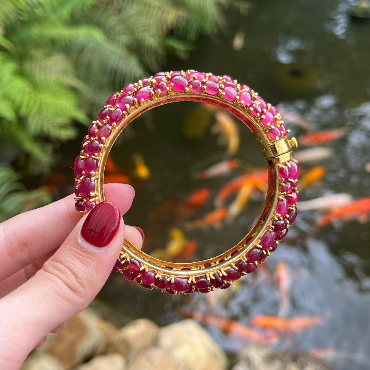 กำไลข้อมือทับทิมหลังเบี้ย เรียงเต็มวง ดีไซน์หรู (Ruby Cabochon Full-Pave Bangle) Ruby Cabochon Full-Pave Bangle Bracelet
