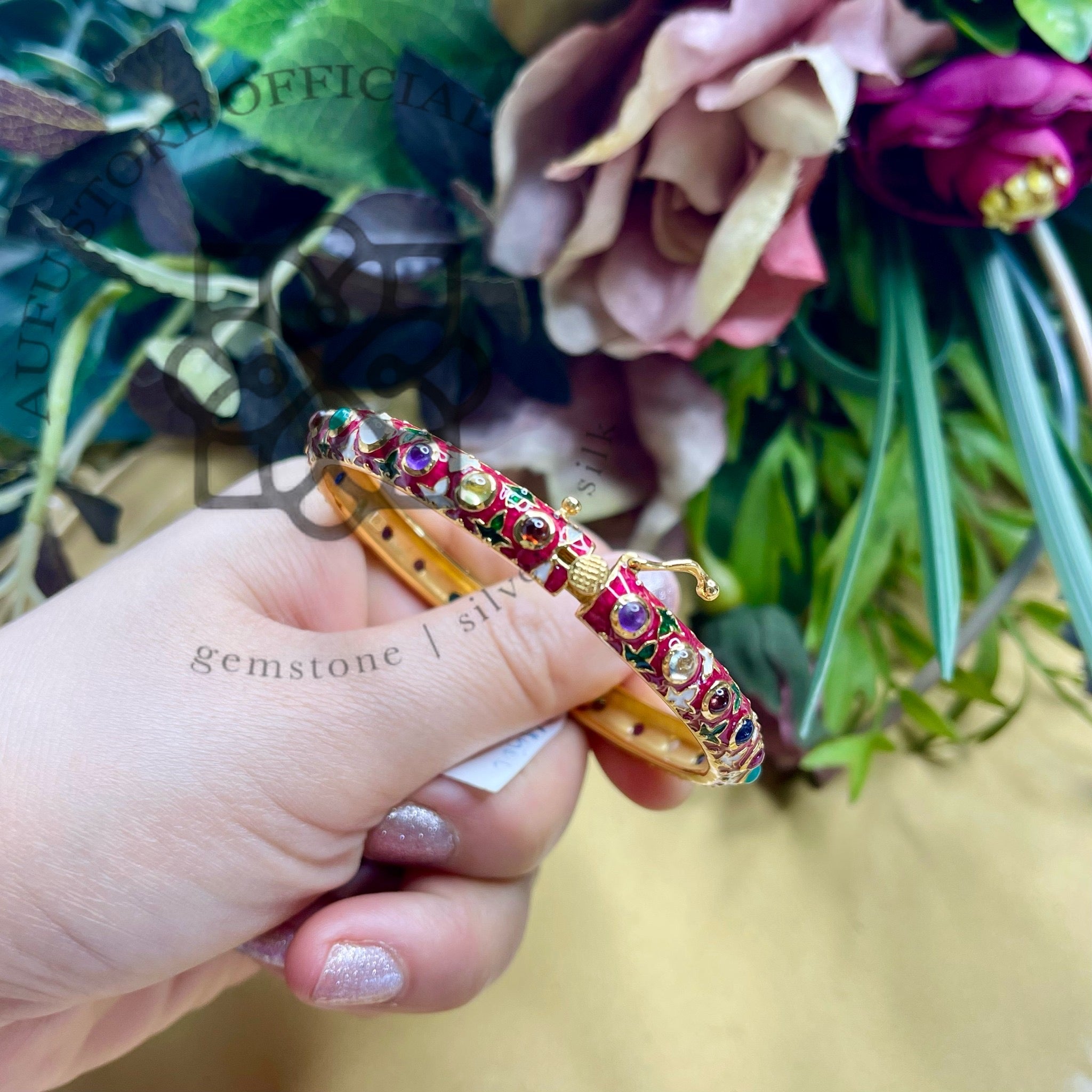 กำไลข้อมือพลอยนพเก้า ลงยาแดงลายดอก – Nine Gems Enamel Bangle