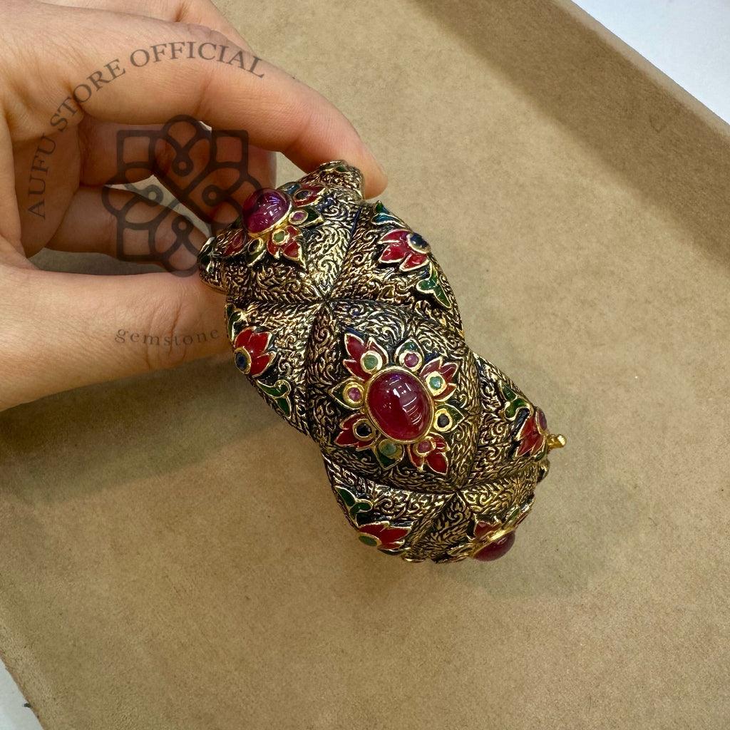 กำไลทับทิมดีไซน์โบราณ ลงยาลายไทย งานมงคล ตัวเรือนเงินแท้ 925 ชุบทองโบราณ Vintage Thai Enamel Ruby Bracelet, 925 Sterling Silver Gold Antiqued Finish