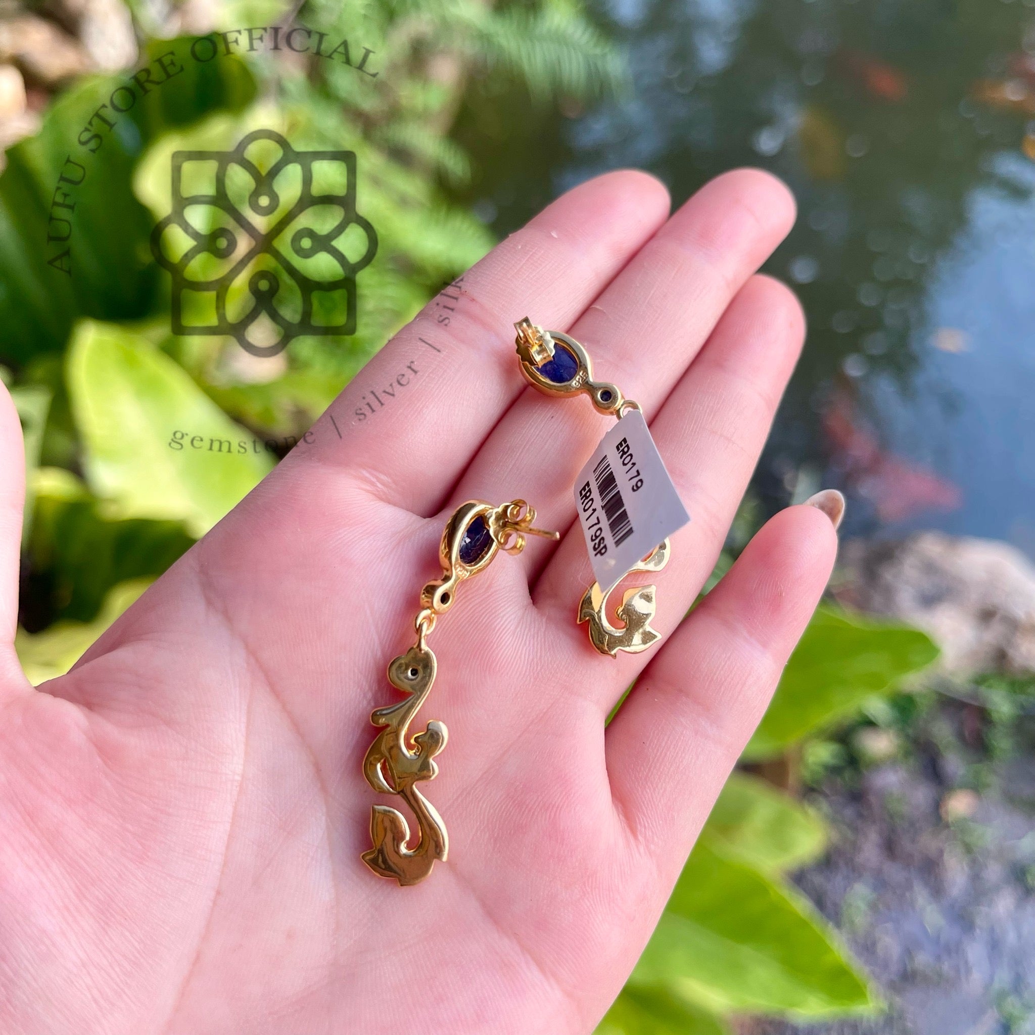 ต่างหูไพลินลงยา รุ่น “Blue Serene Blossom” “นภาบุปผา” Blue Serene Blossom – Sapphire & Enamel Art Earrings