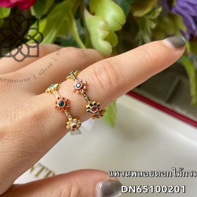 แหวนพลอยดีไซน์ดอกไม้ ประดับอัญมณีหลากสี สไตล์คลาสสิกหวานหรู Floral Multi-Gemstone Ring in Sweet Classic Design