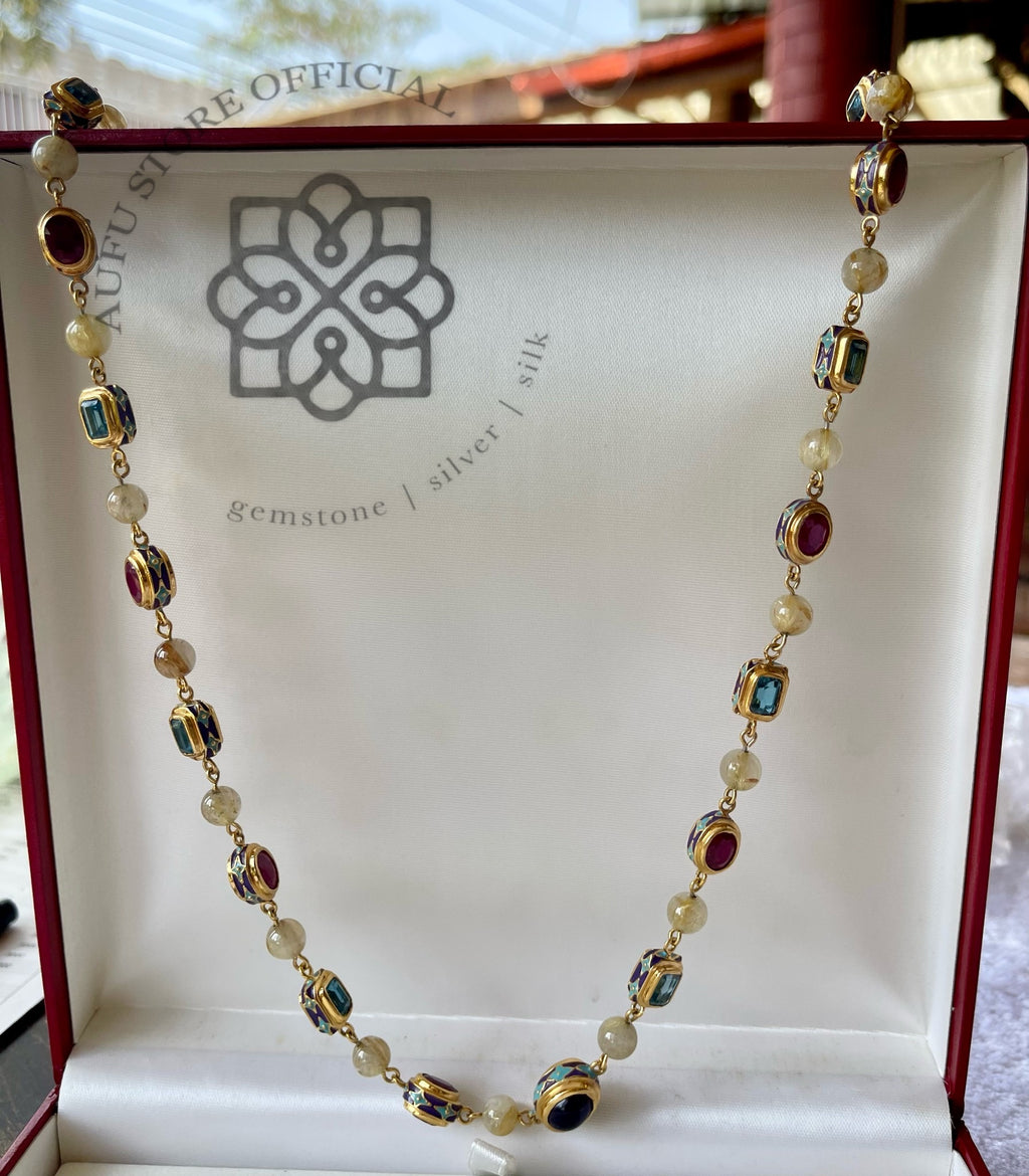 สร้อยคอพลอยรวมลงยาโบราณ ประดับทับทิม – ไพลิน – บลูโทปาส – รุไทล์ควอตซ์
(Ancient Enamel Royal Mixed Gem Necklace)