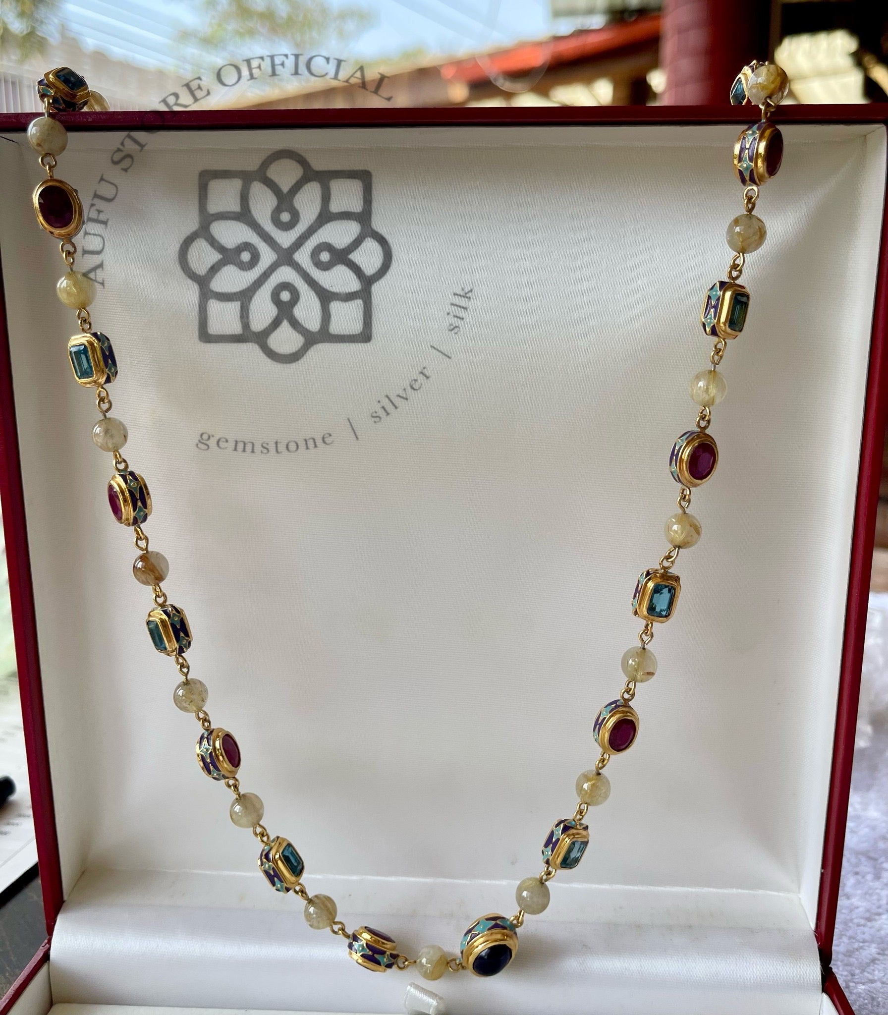 สร้อยคอพลอยรวมลงยาโบราณ ประดับทับทิม – ไพลิน – บลูโทปาส – รุไทล์ควอตซ์
(Ancient Enamel Royal Mixed Gem Necklace)