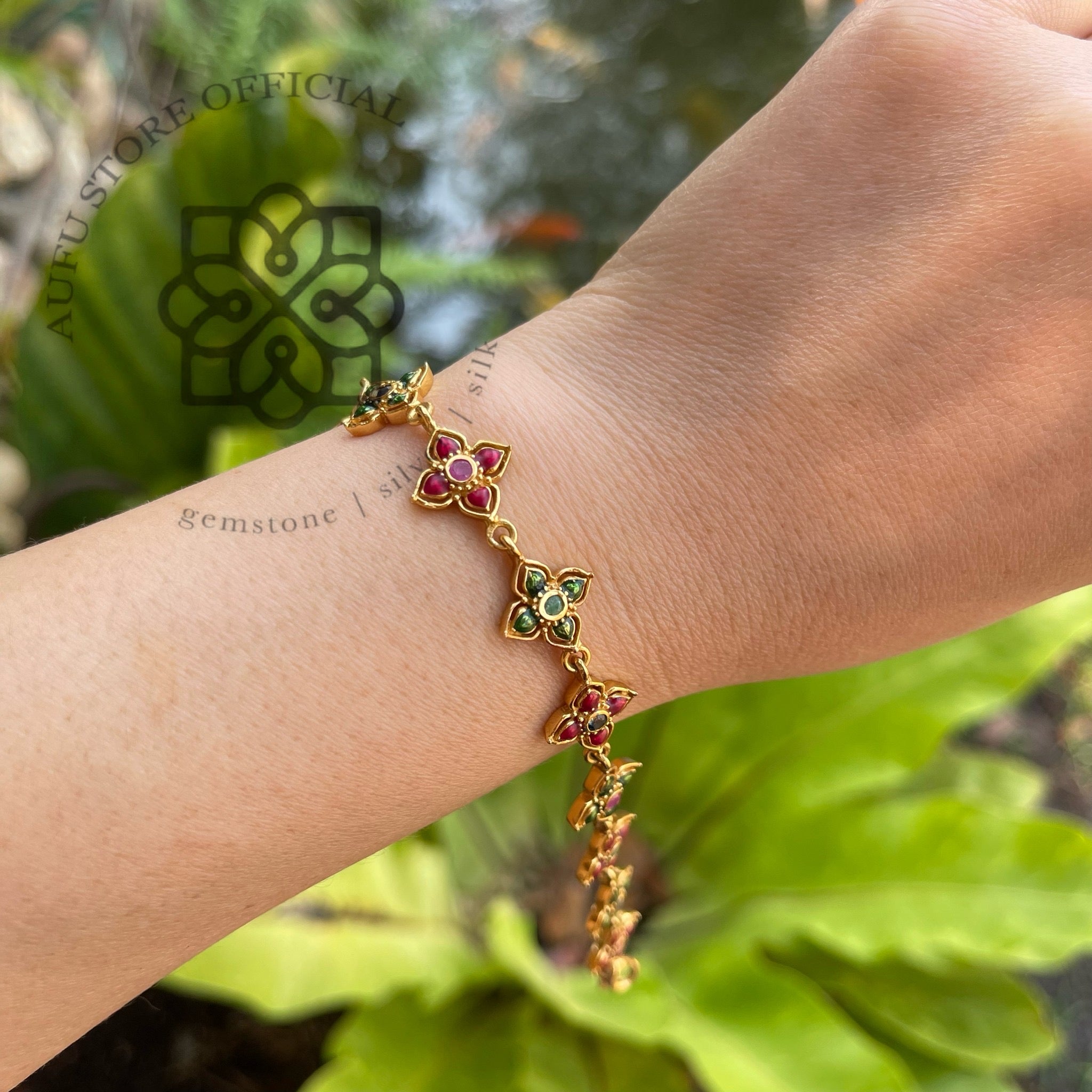 สร้อยข้อมือดอกไม้ลงยาโบราณ รุ่น “Lanna Blossom” “บุปผามณี” Lanna Blossom – Vintage Enamel Floral Bracelet