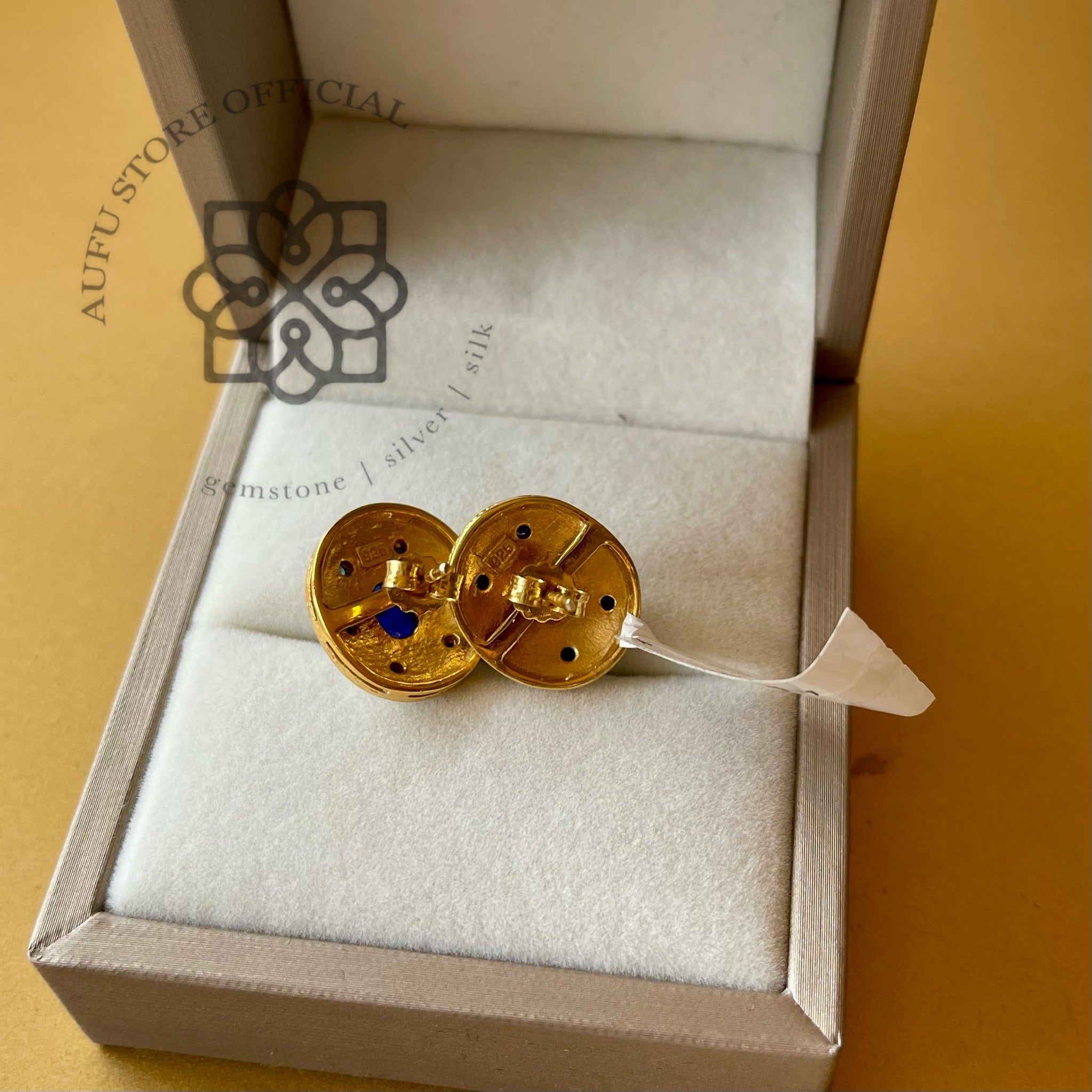 ต่างหูไพลินหลังเบี้ยล้อมนพเก้า รุ่น “Royal Nine Gems” “มณีจักรพรรดิ”
Blue Sapphire Navaratna Earrings – “Royal Nine Gems” Collection