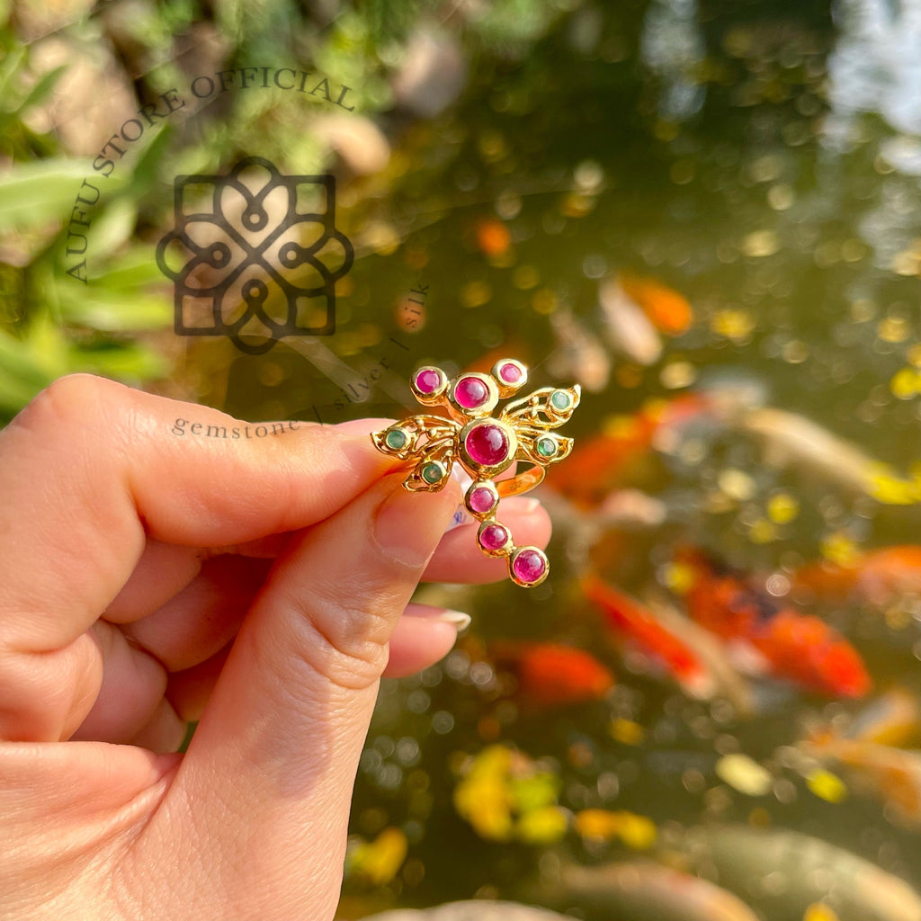 แหวนดีไซน์แมลงปอ ประดับทับทิมและพลอยเขียว งานลงยาโบราณ  Dragonfly-Inspired Ring with Ruby & Green Gemstones (Handcrafted Enamel)