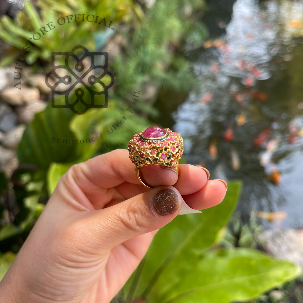 แหวนลงยาโบราณประดับทับทิม รุ่น “Crimson Dynasty” สุวรรณทับทิม Crimson Dynasty – Royal Enamel Ruby Ring