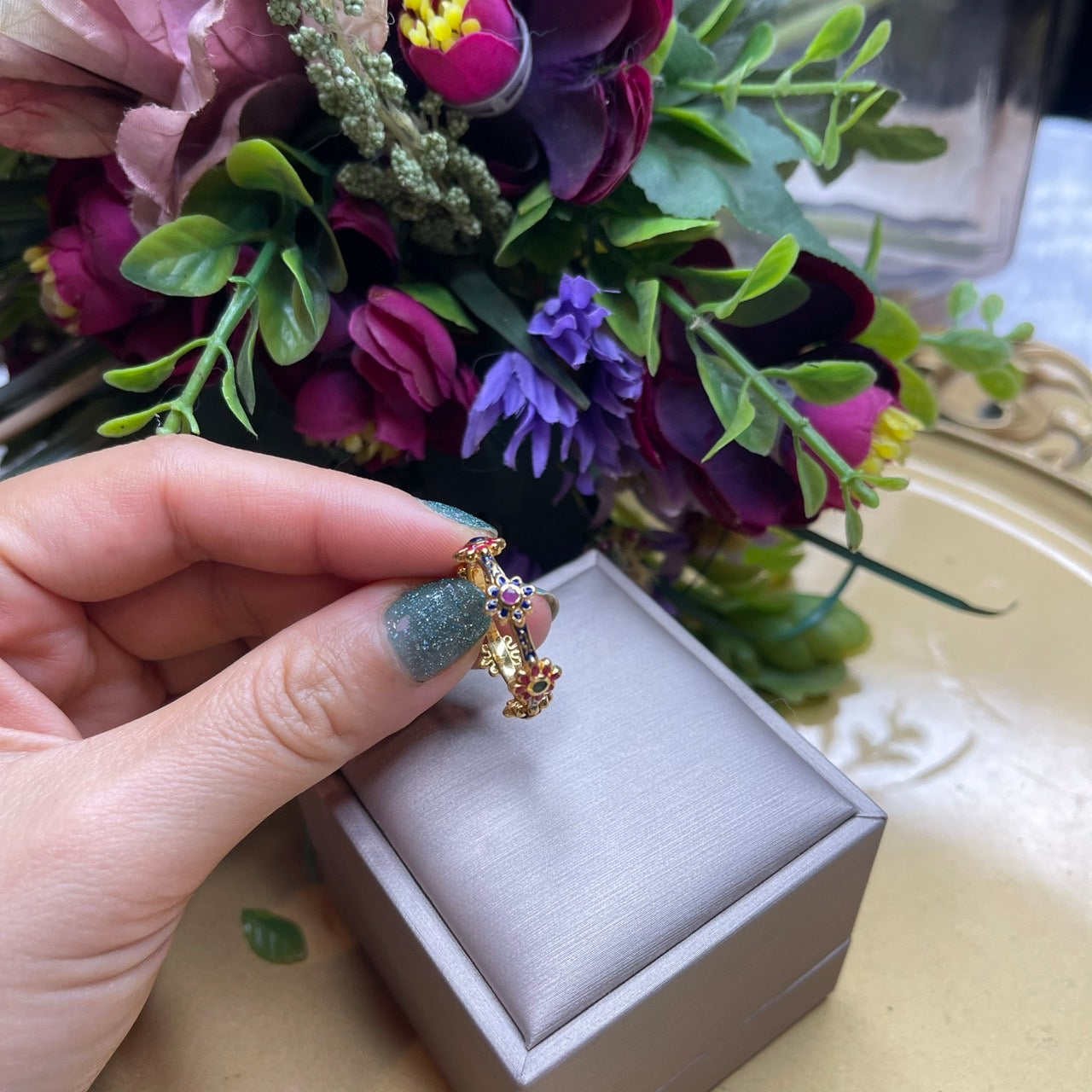 แหวนพลอยดีไซน์ดอกไม้ ประดับอัญมณีหลากสี สไตล์คลาสสิกหวานหรู Floral Multi-Gemstone Ring in Sweet Classic Design