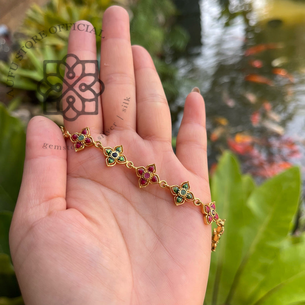 สร้อยข้อมือดอกไม้ลงยาโบราณ รุ่น “Lanna Blossom” “บุปผามณี” Lanna Blossom – Vintage Enamel Floral Bracelet