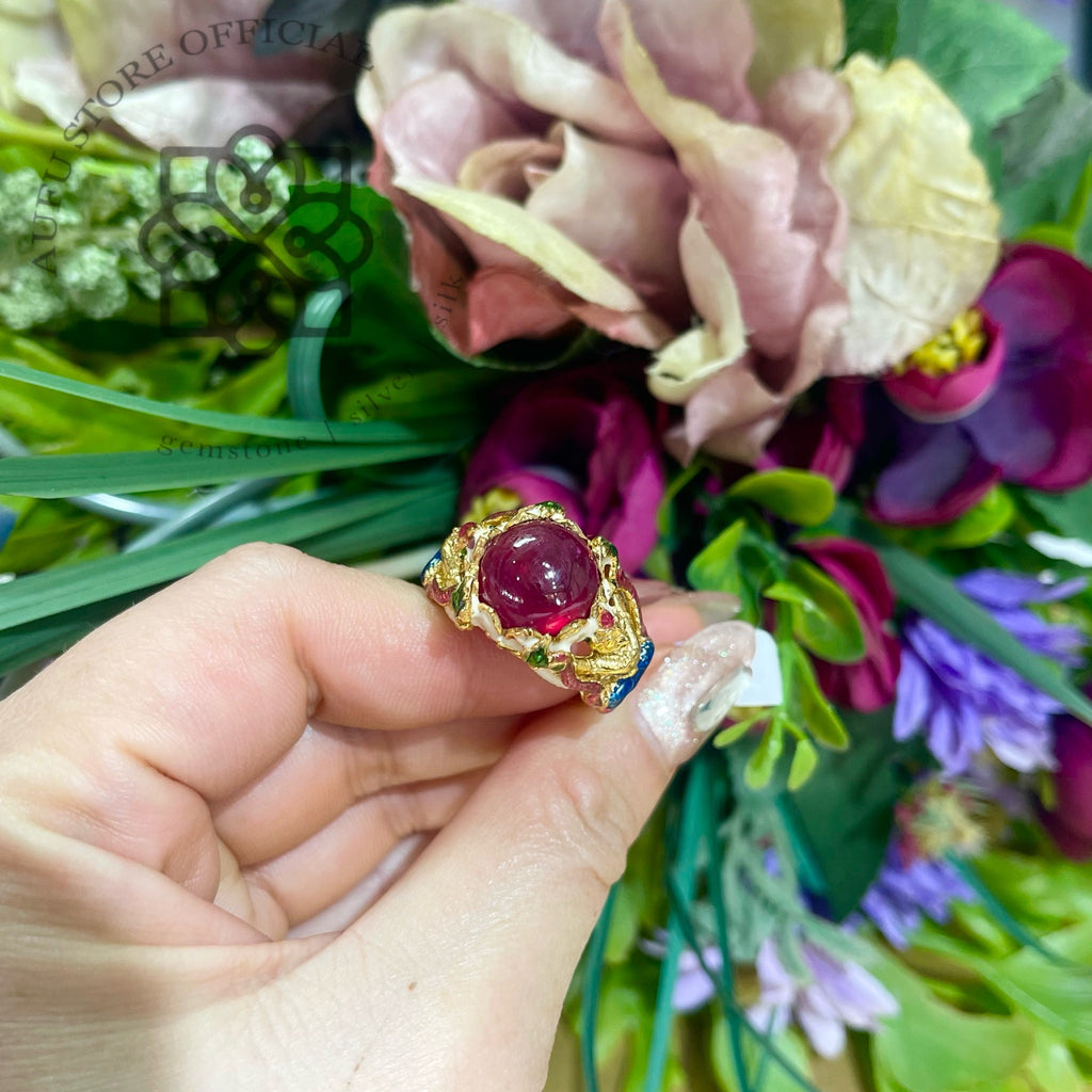 แหวนทับทิมทรงหลังเบี้ย “บุปผารัตติกาล” ตัวเรือนเงินแท้ 925 ชุบทอง ลงยาลายไทย