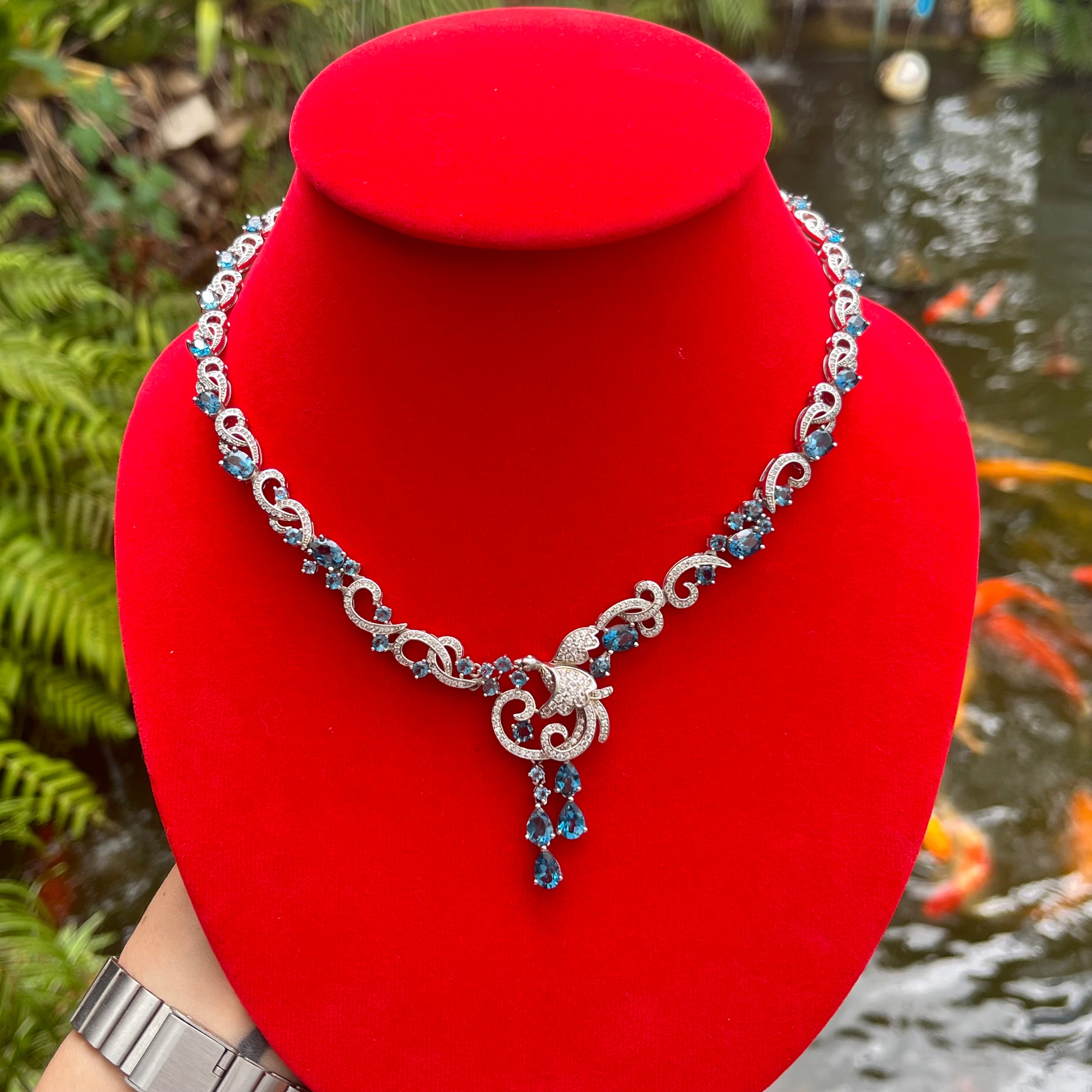 สร้อยคอบลูโทปาส ดีไซน์วินเทจหรู ประดับเพชรสไตล์คลาสสิก Elegant Vintage Blue Topaz Necklace with Diamond Accents