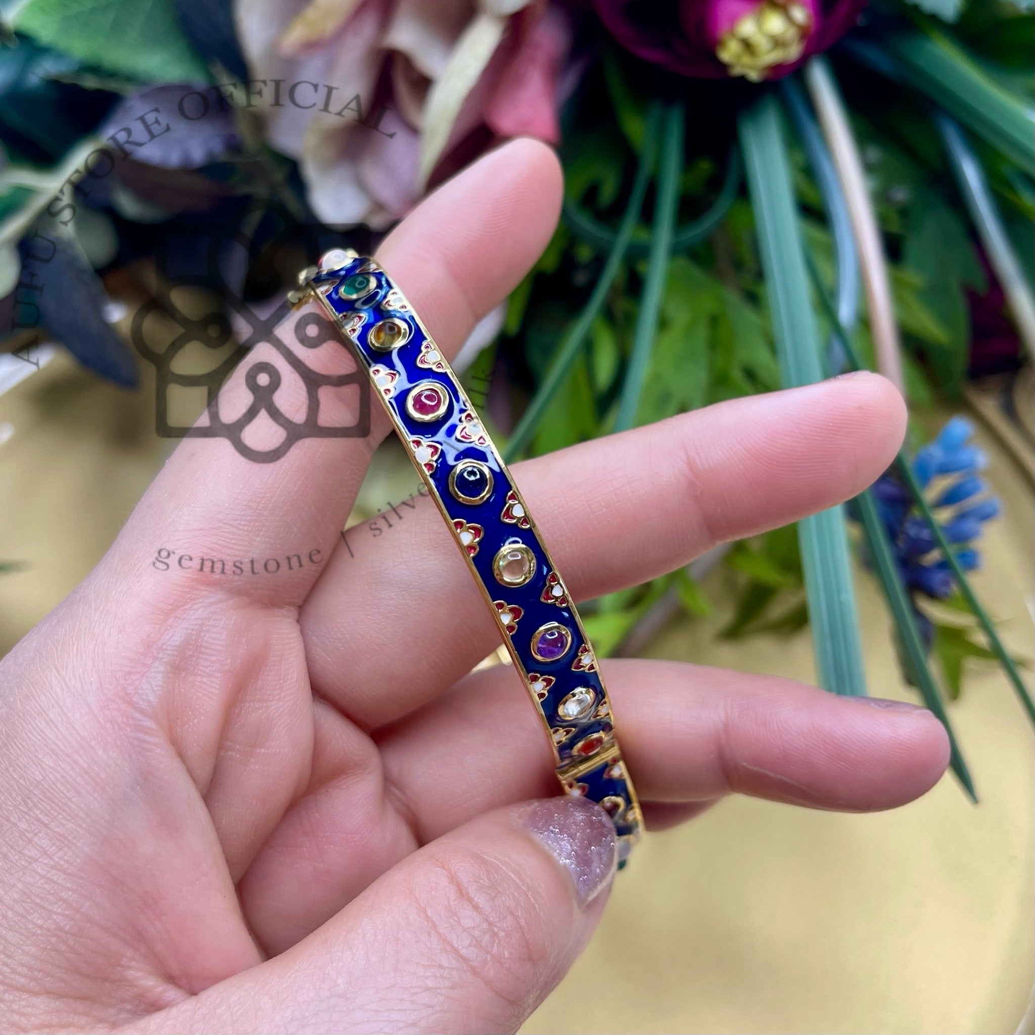 กำไลข้อมือพลอยผสมงานลงยาโบราณ – Multi-Gem Enamel Bangle