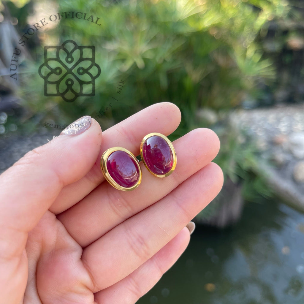 ต่างหูทับทิมหลังเบี้ย รุ่น “Scarlet Glow” “อัคนีสุวรรณ” Scarlet Glow – Ruby Cabochon Stud Earrings