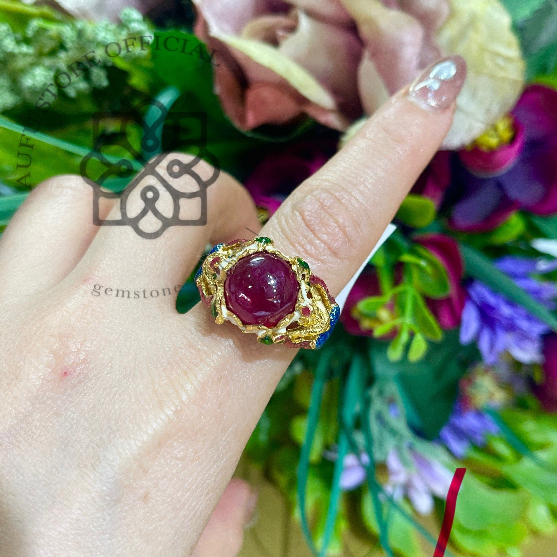 แหวนทับทิมทรงหลังเบี้ย “บุปผารัตติกาล” ตัวเรือนเงินแท้ 925 ชุบทอง ลงยาลายไทย